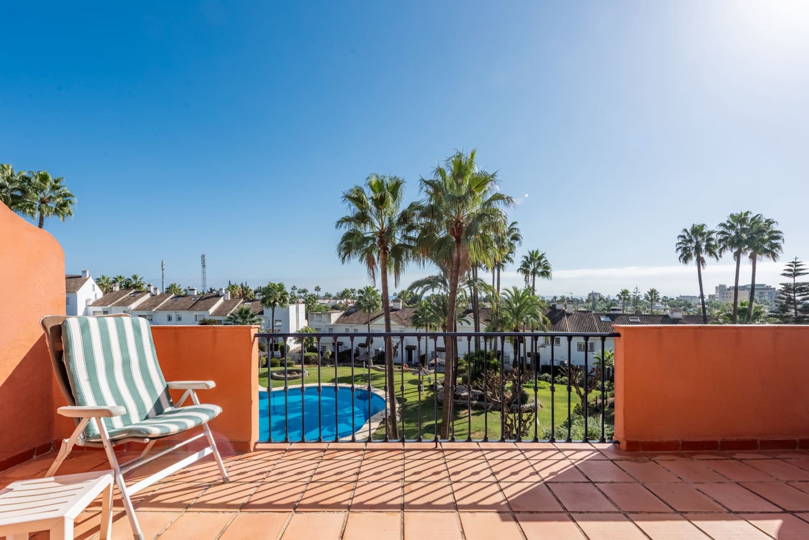 3 makuuhuone Omakotitalo myytävänä paikassa Estepona mukana uima-altaan 
autotalli - 430 000 € (Ref: 9400706)