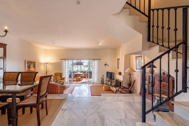 3 soverom Hus til salgs i Nueva Atalaya, Estepona med svømmebasseng garasje - € 430 000 (Ref: 9400706)