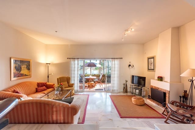 3 soverom Hus til salgs i Nueva Atalaya, Estepona med svømmebasseng garasje - € 430 000 (Ref: 9400706)