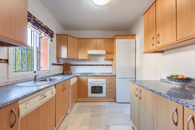 3 soverom Hus til salgs i Nueva Atalaya, Estepona med svømmebasseng garasje - € 430 000 (Ref: 9400706)