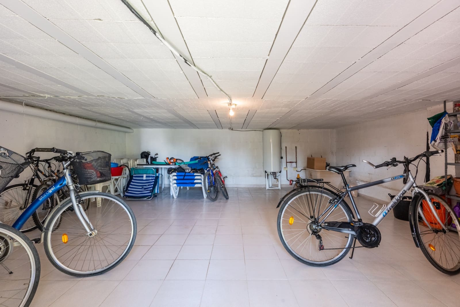 3 makuuhuone Omakotitalo myytävänä paikassa Estepona mukana uima-altaan 
autotalli - 430 000 € (Ref: 9400706)