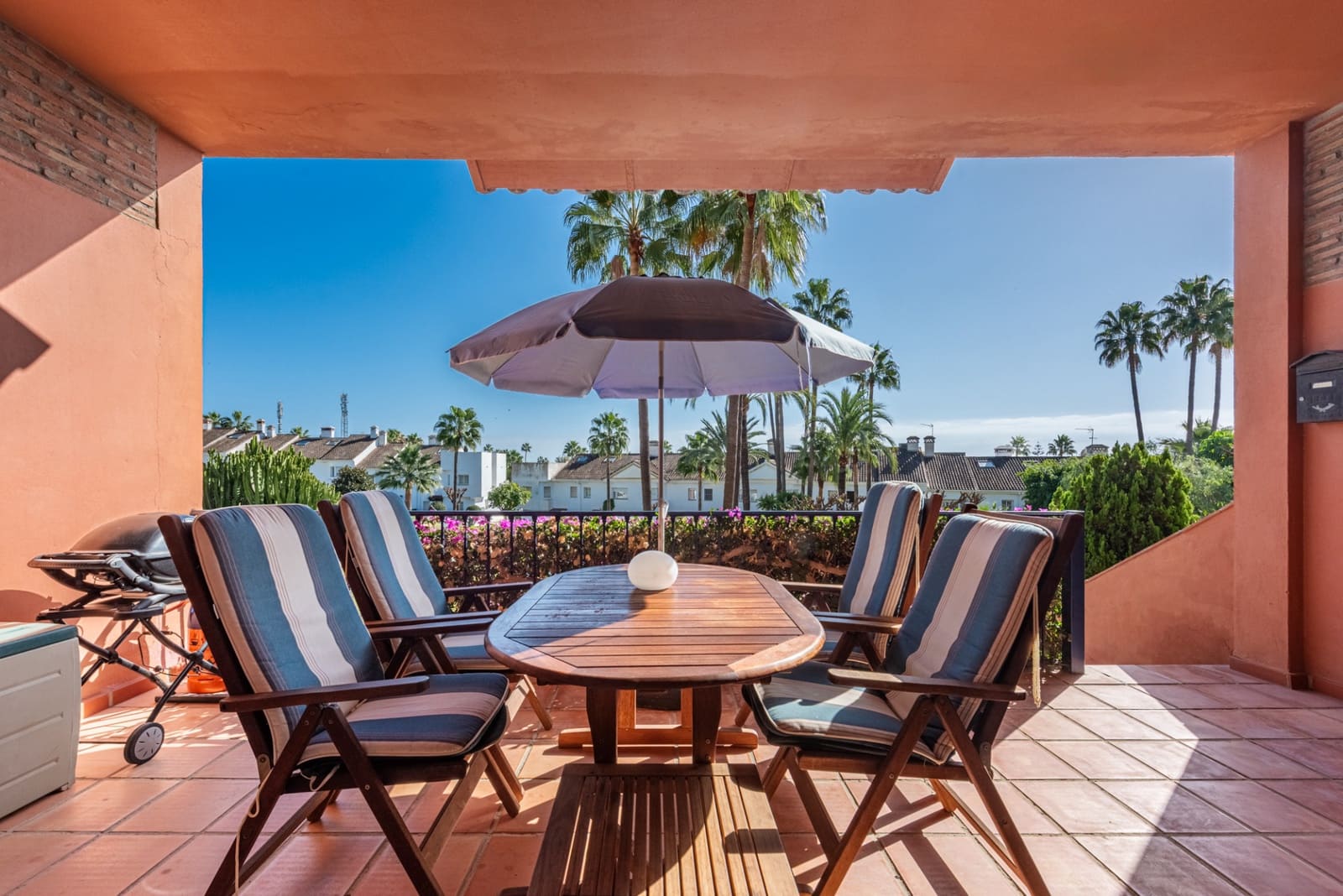 3 makuuhuone Omakotitalo myytävänä paikassa Estepona mukana uima-altaan 
autotalli - 430 000 € (Ref: 9400706)