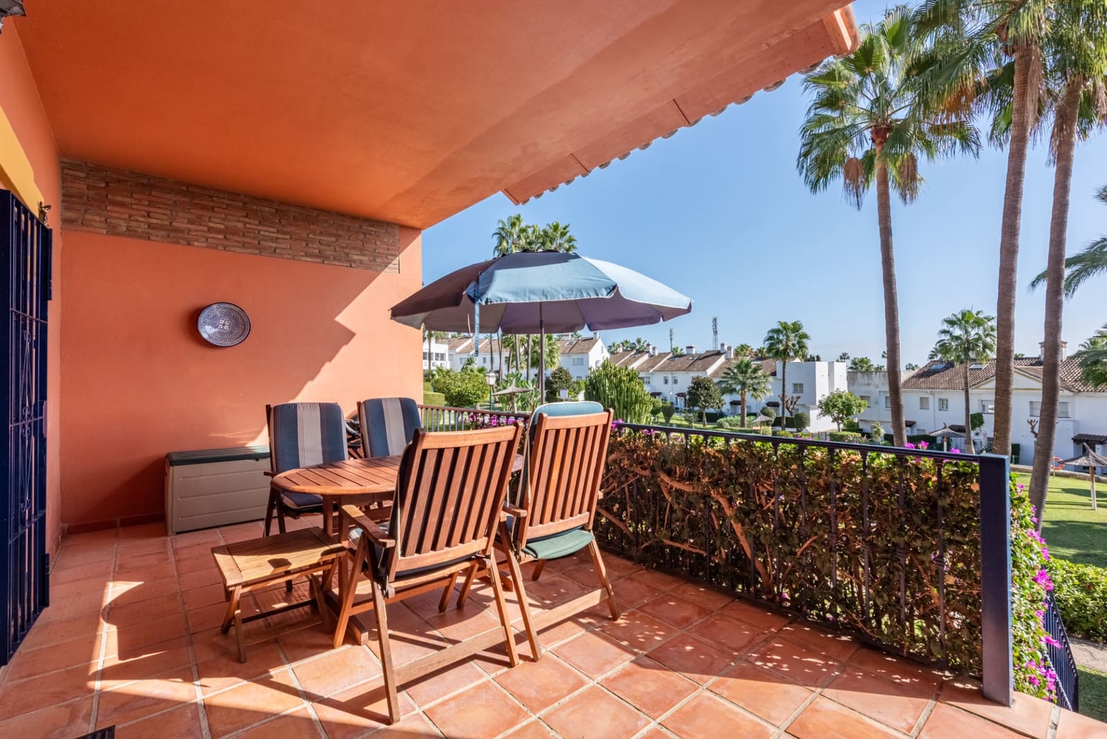 3 makuuhuone Omakotitalo myytävänä paikassa Estepona mukana uima-altaan 
autotalli - 430 000 € (Ref: 9400706)