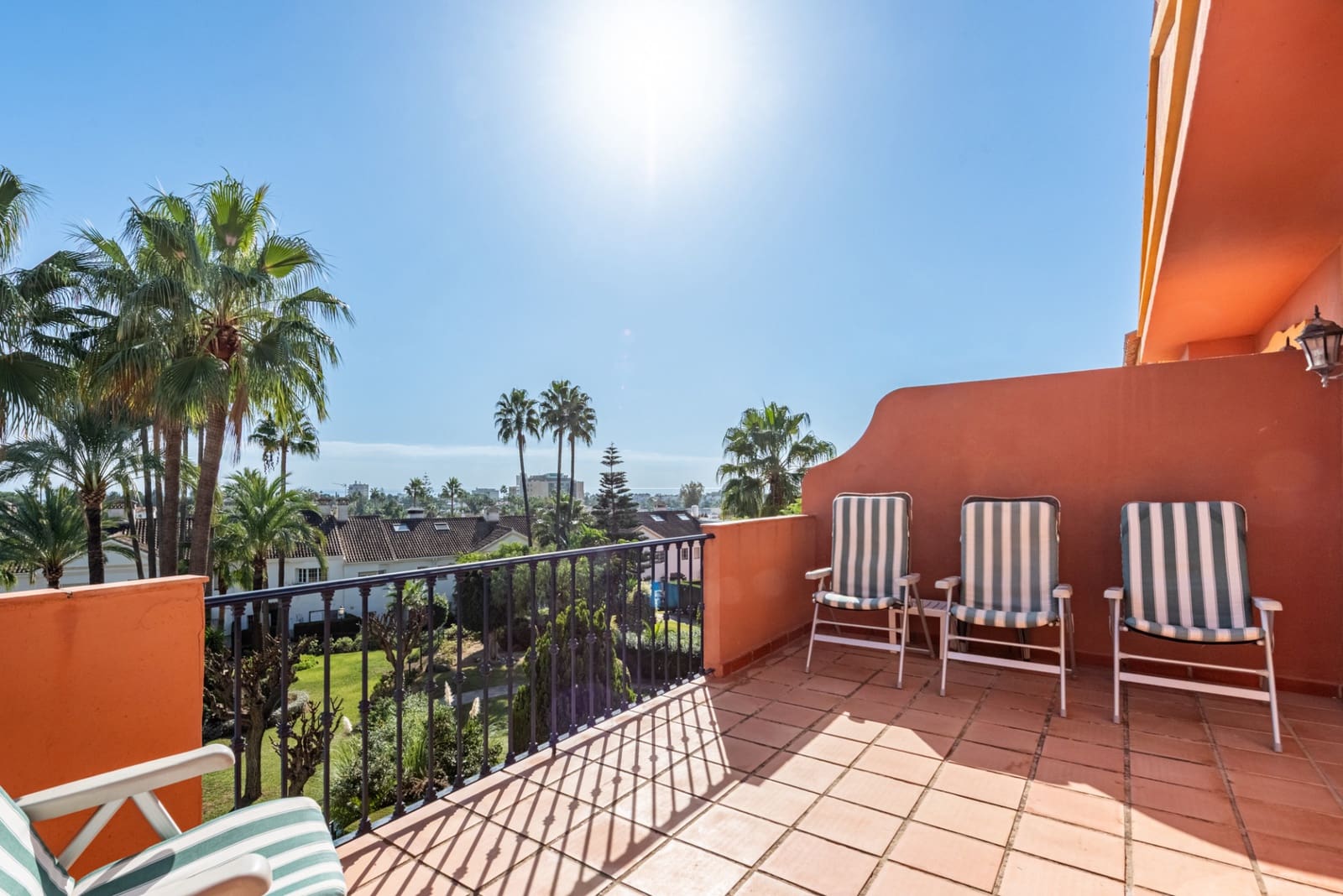 3 makuuhuone Omakotitalo myytävänä paikassa Estepona mukana uima-altaan 
autotalli - 430 000 € (Ref: 9400706)