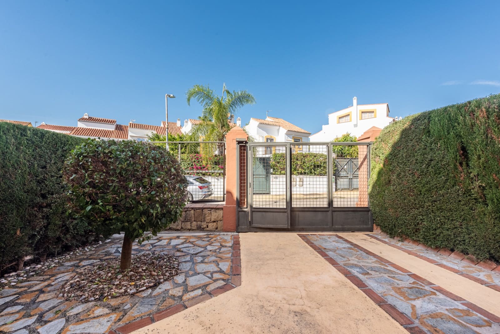 3 makuuhuone Omakotitalo myytävänä paikassa Estepona mukana uima-altaan 
autotalli - 430 000 € (Ref: 9400706)