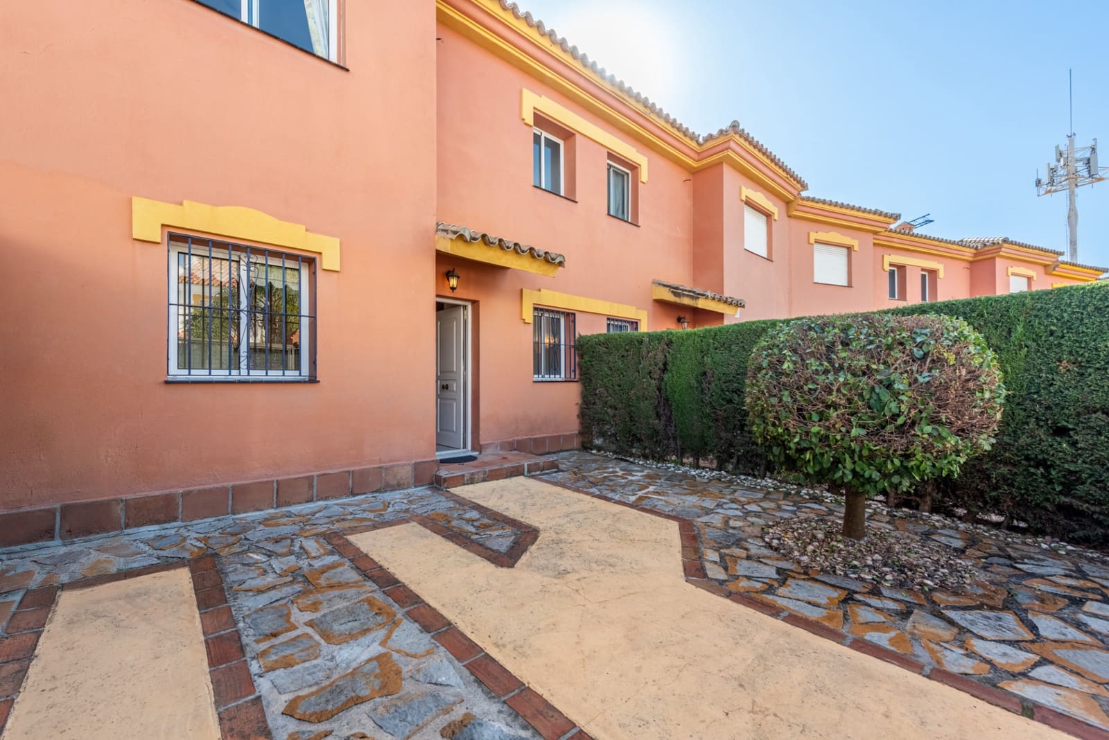 3 makuuhuone Omakotitalo myytävänä paikassa Estepona mukana uima-altaan 
autotalli - 430 000 € (Ref: 9400706)