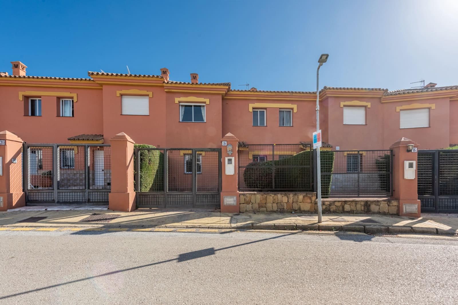 3 makuuhuone Omakotitalo myytävänä paikassa Estepona mukana uima-altaan 
autotalli - 430 000 € (Ref: 9400706)