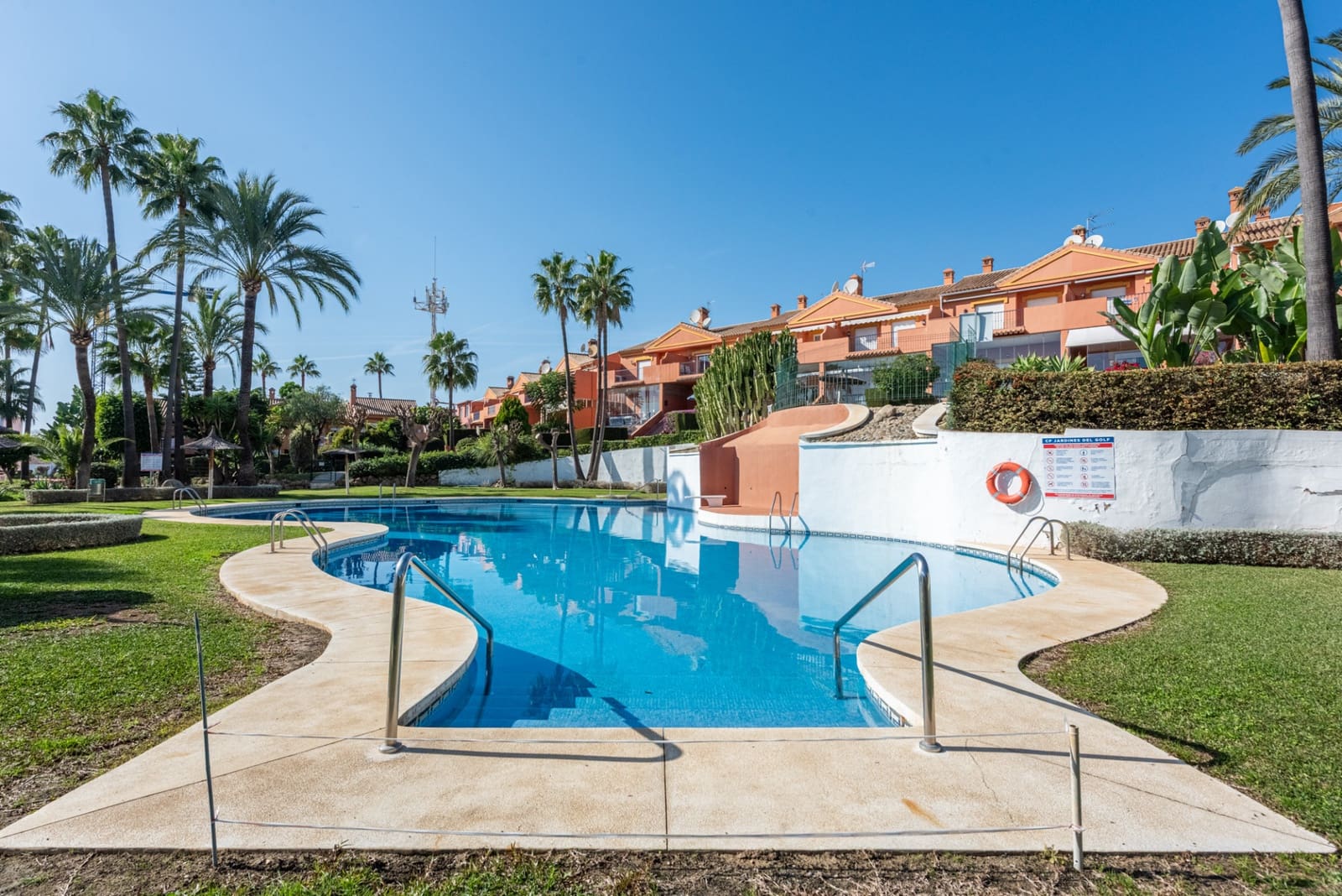 3 makuuhuone Omakotitalo myytävänä paikassa Estepona mukana uima-altaan 
autotalli - 430 000 € (Ref: 9400706)