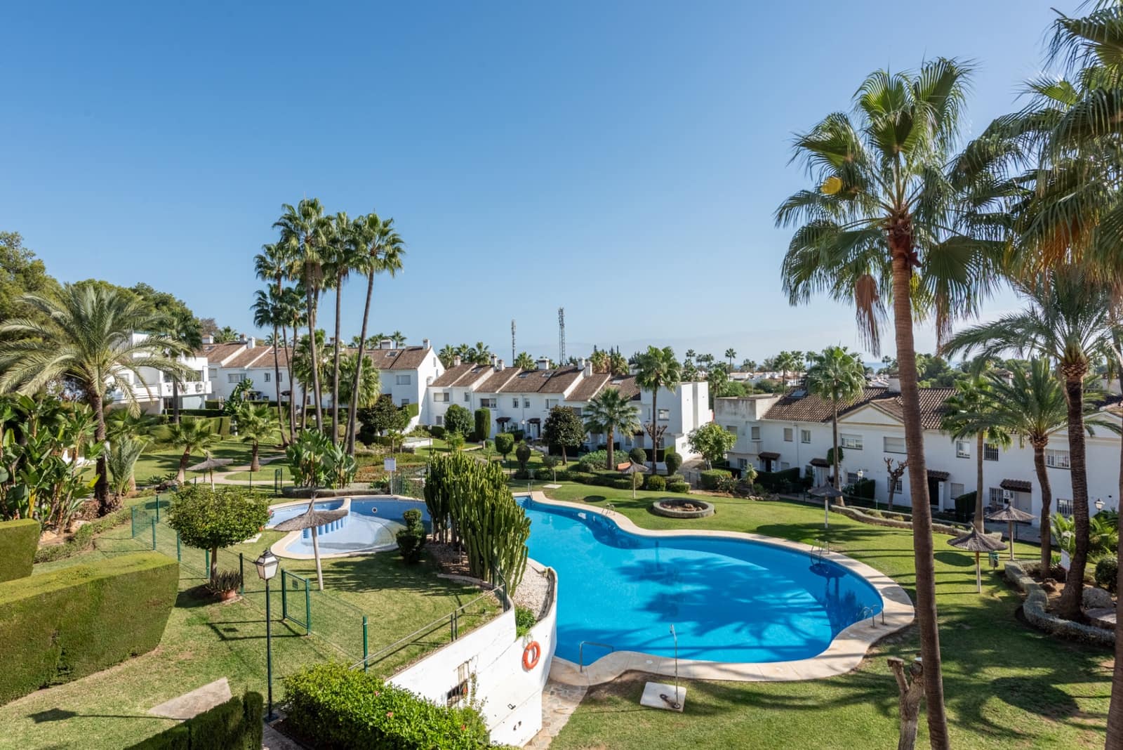 3 makuuhuone Omakotitalo myytävänä paikassa Estepona mukana uima-altaan 
autotalli - 430 000 € (Ref: 9400706)