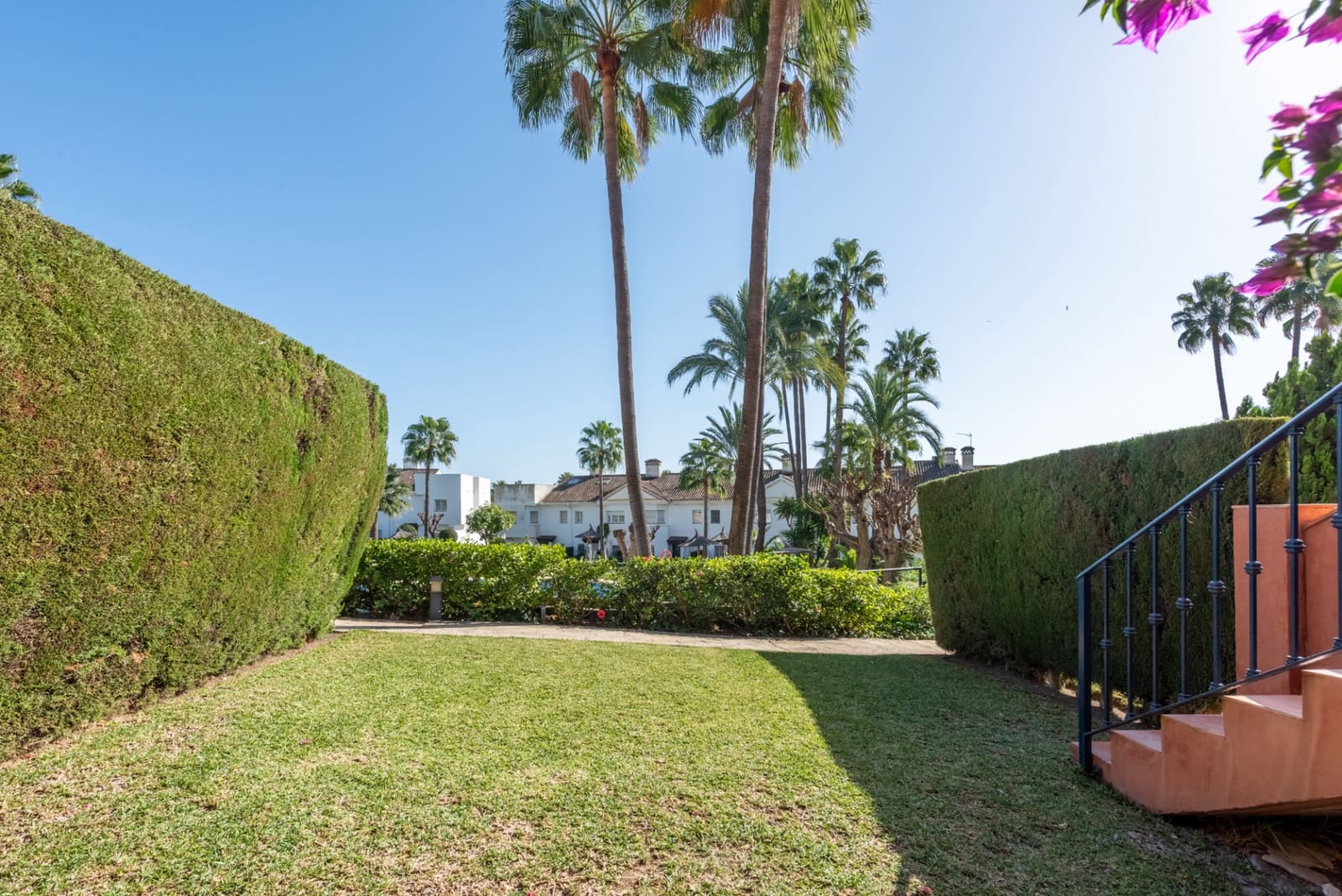 3 makuuhuone Omakotitalo myytävänä paikassa Estepona mukana uima-altaan 
autotalli - 430 000 € (Ref: 9400706)