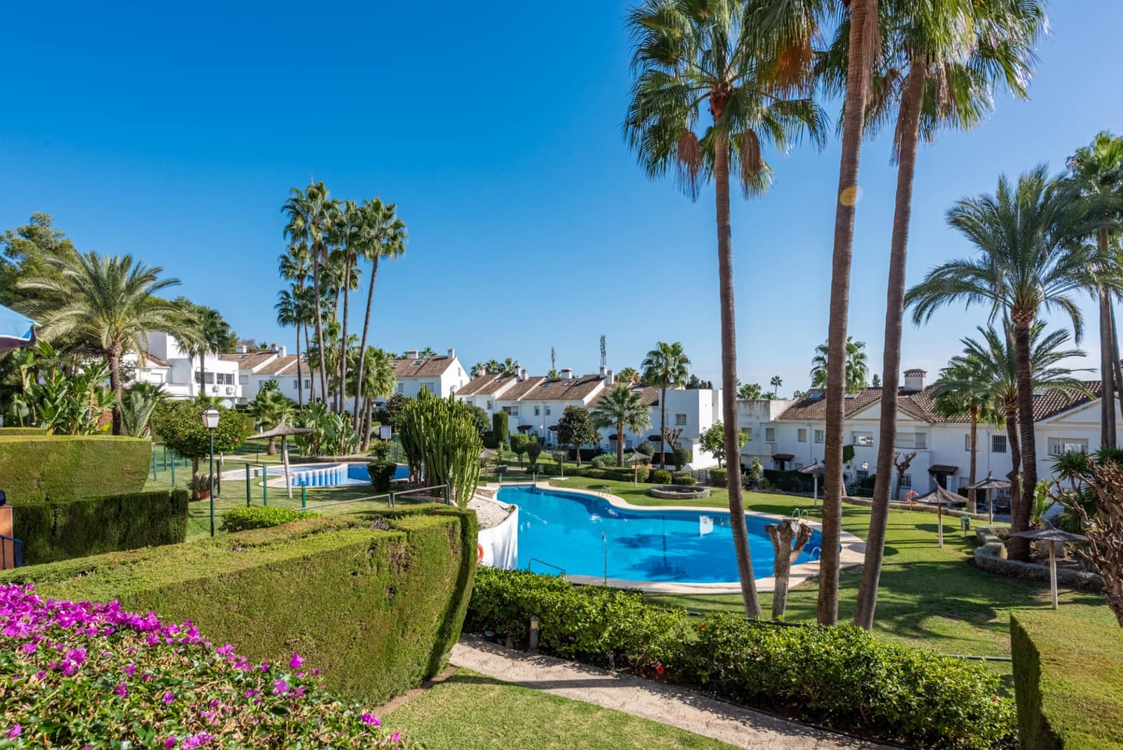 3 makuuhuone Omakotitalo myytävänä paikassa Estepona mukana uima-altaan 
autotalli - 430 000 € (Ref: 9400706)