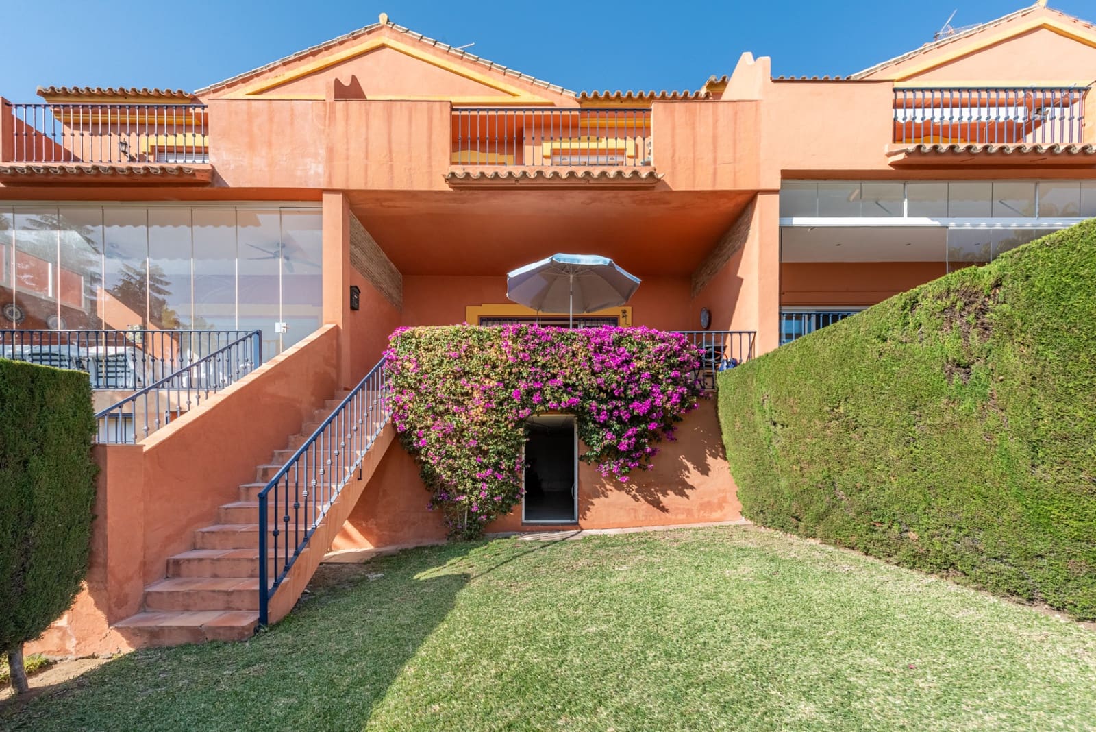 3 makuuhuone Omakotitalo myytävänä paikassa Estepona mukana uima-altaan 
autotalli - 430 000 € (Ref: 9400706)