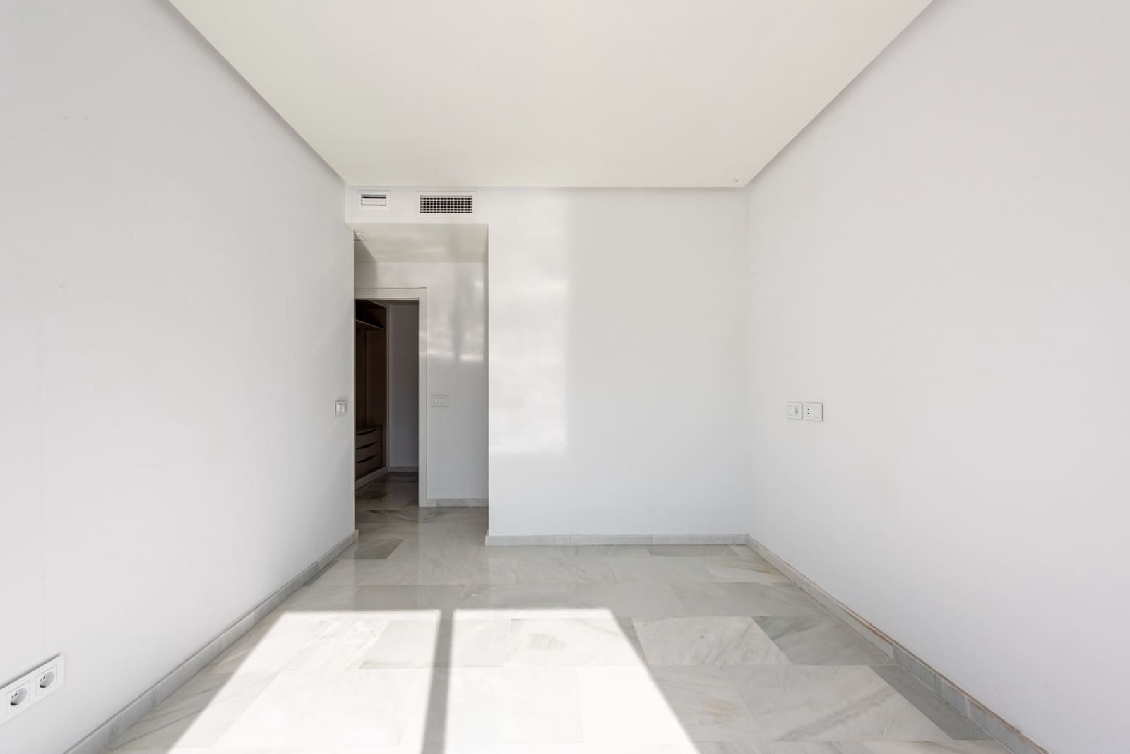 3 sypialnia Apartament na sprzedaż w Marbella z basenem garażem - 675 000 € (Ref: 9400707)