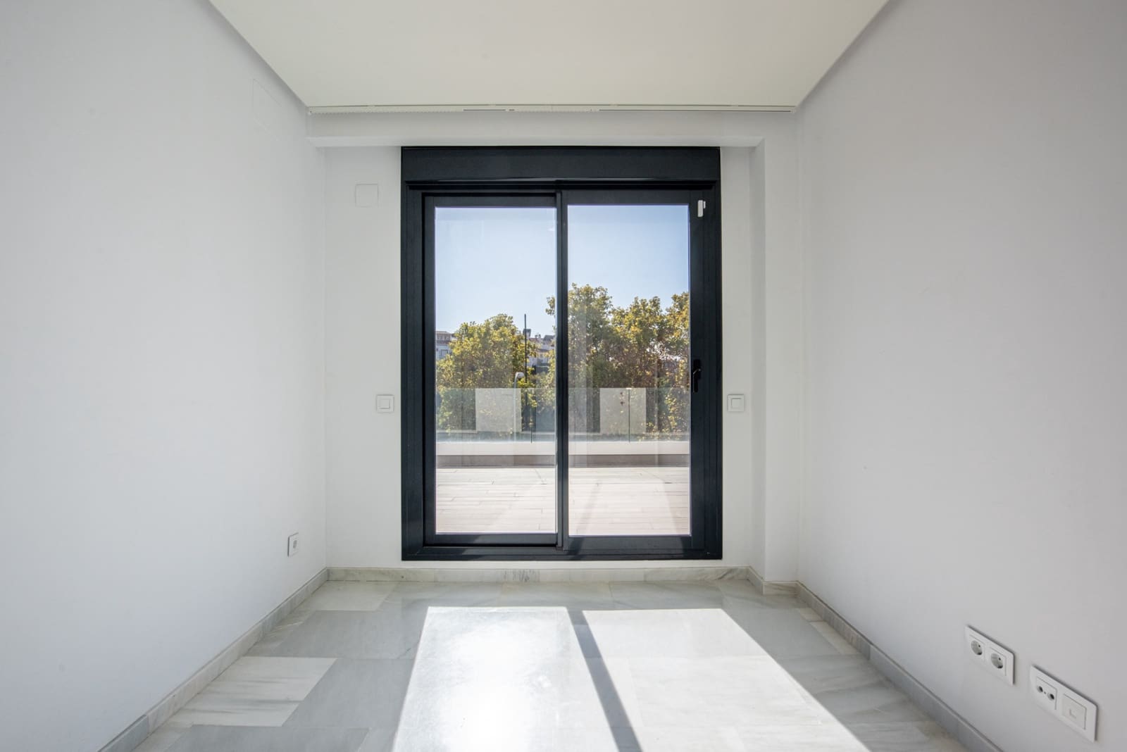 3 sypialnia Apartament na sprzedaż w Marbella z basenem garażem - 675 000 € (Ref: 9400707)