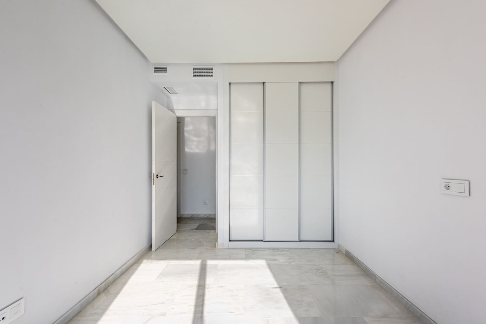 3 sypialnia Apartament na sprzedaż w Marbella z basenem garażem - 675 000 € (Ref: 9400707)