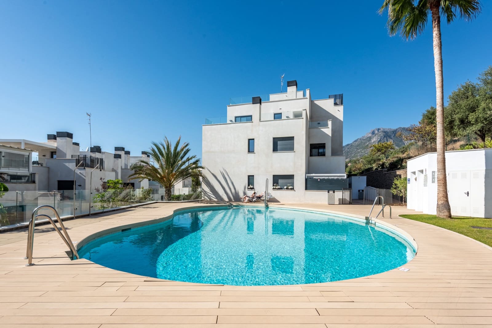 3 sypialnia Apartament na sprzedaż w Marbella z basenem garażem - 675 000 € (Ref: 9400707)