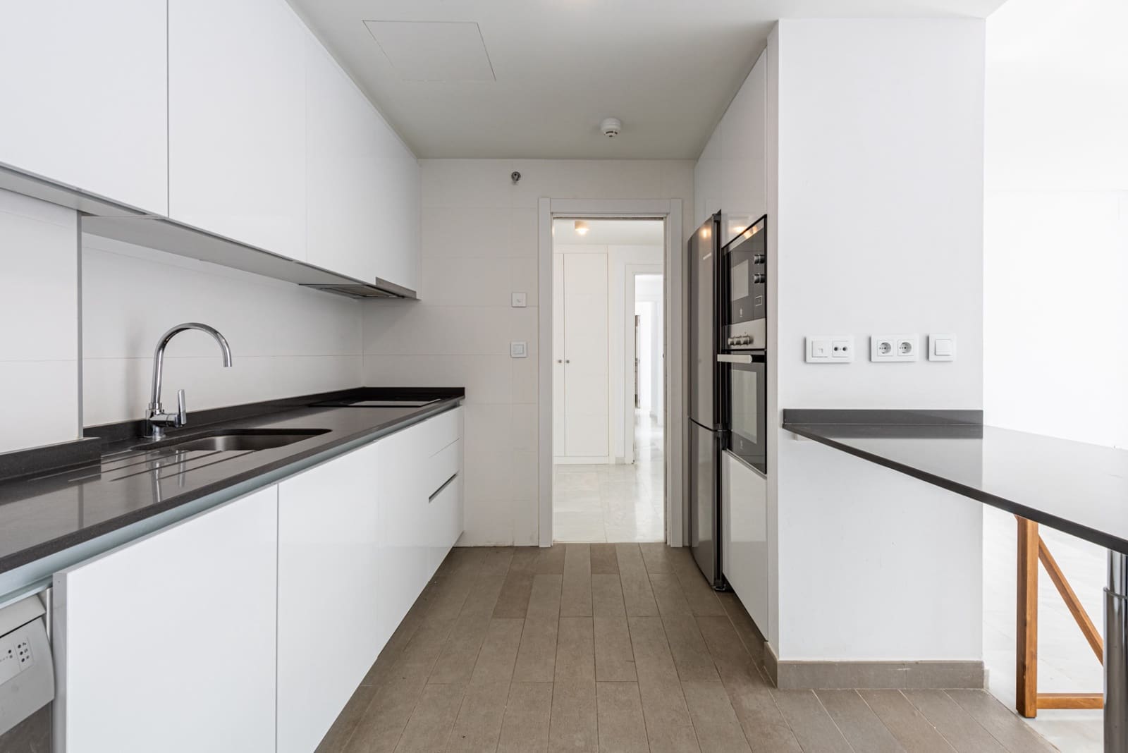 3 sypialnia Apartament na sprzedaż w Marbella z basenem garażem - 675 000 € (Ref: 9400707)