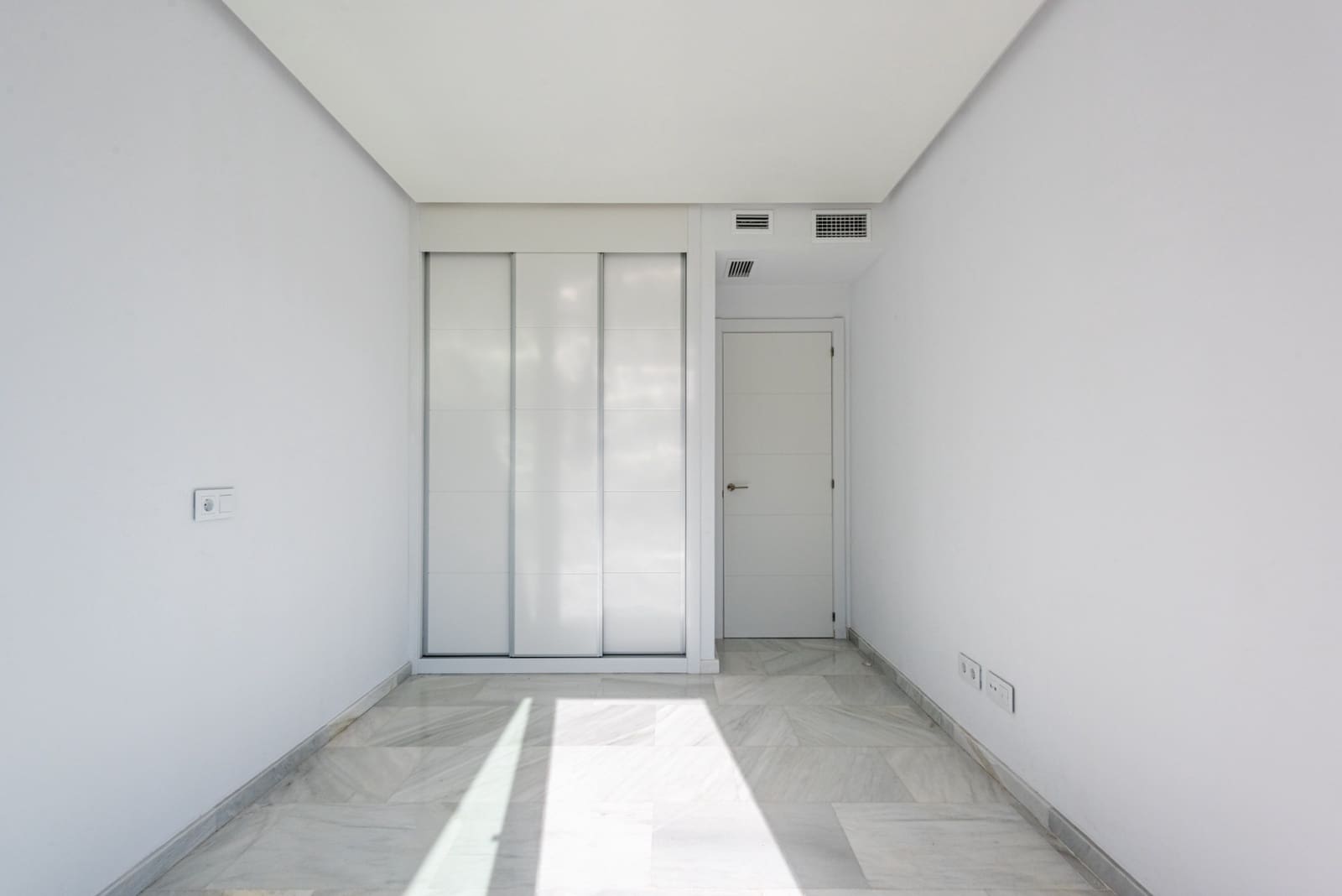 3 sypialnia Apartament na sprzedaż w Marbella z basenem garażem - 675 000 € (Ref: 9400707)