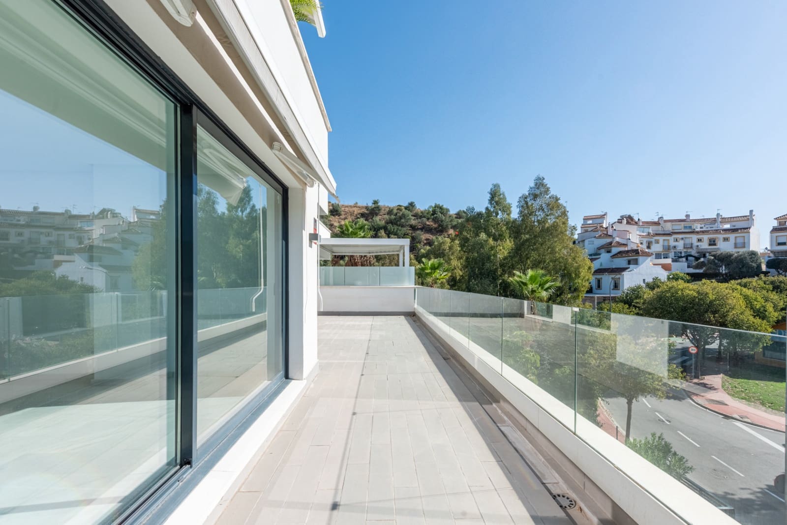 3 sypialnia Apartament na sprzedaż w Marbella z basenem garażem - 675 000 € (Ref: 9400707)