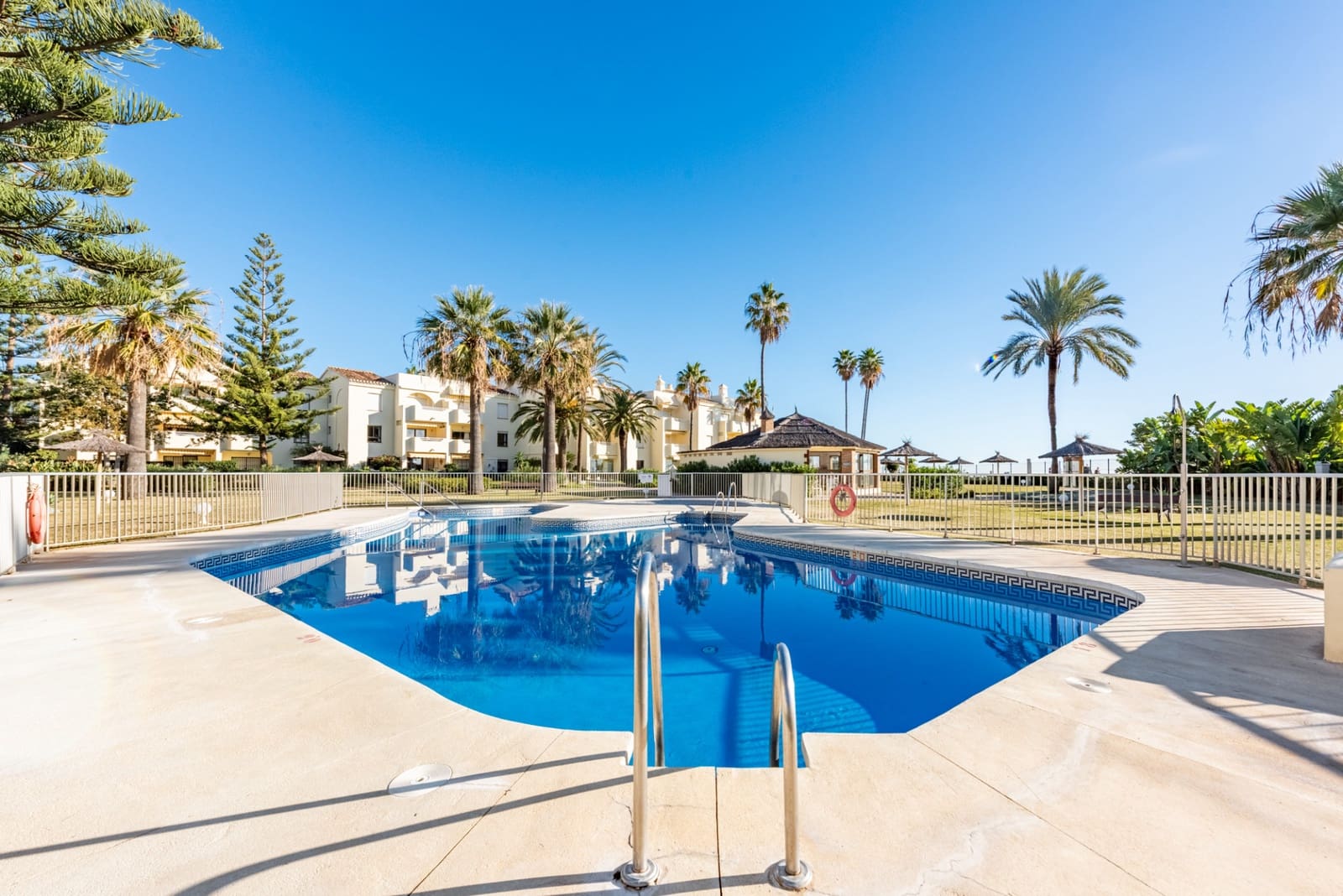 2 slaapkamer Appartement te koop in La Cala de Mijas met zwembad garage - € 599.000 (Ref: 9451779)