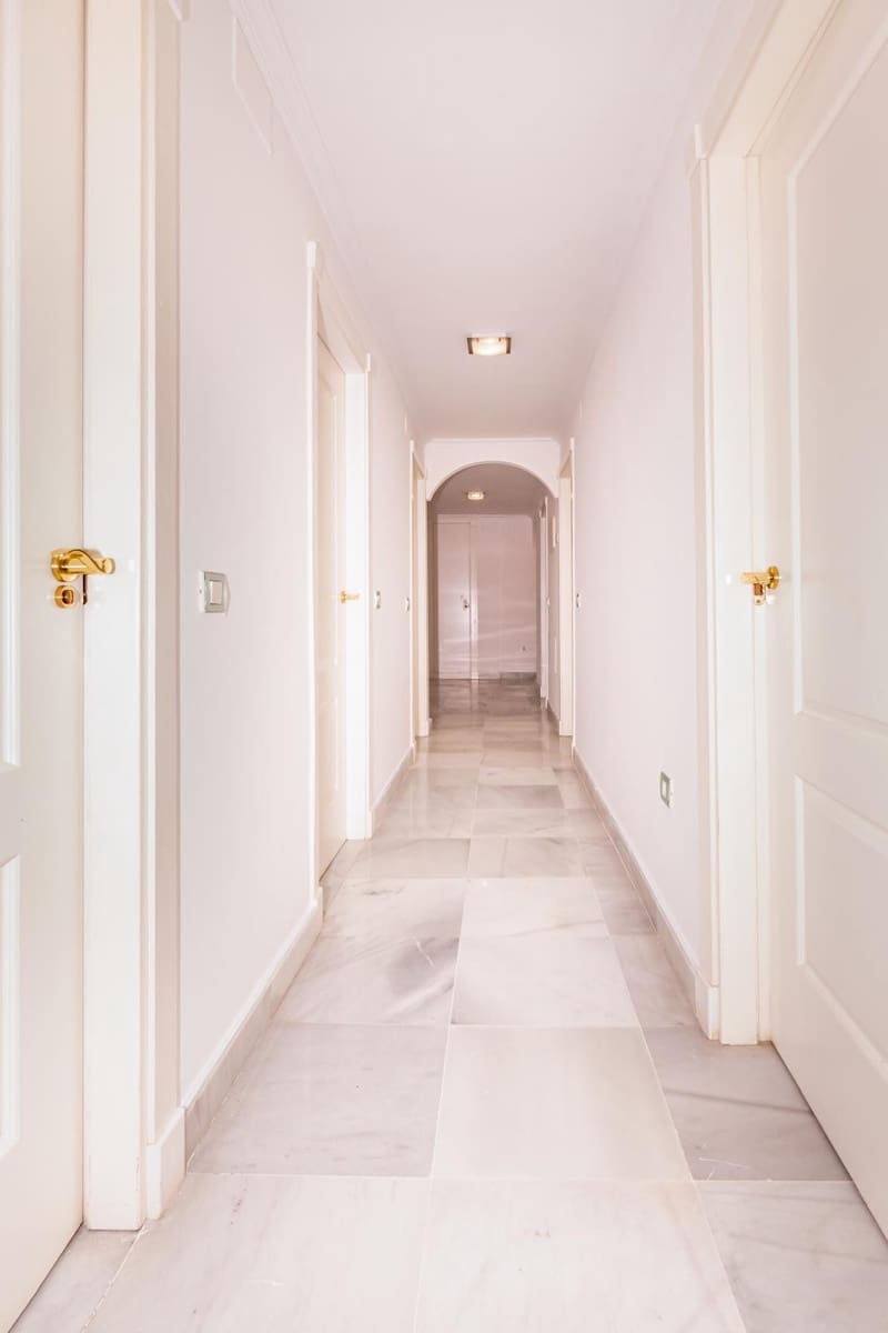 4 sovrum Lägenhet till salu i Estepona med pool garage - 850 000 € (Ref: 9465326)