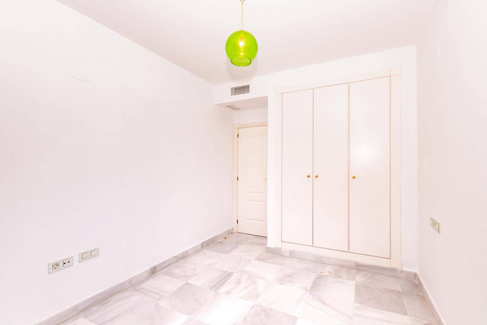 4 sovrum Lägenhet till salu i Estepona med pool garage - 850 000 € (Ref: 9465326)