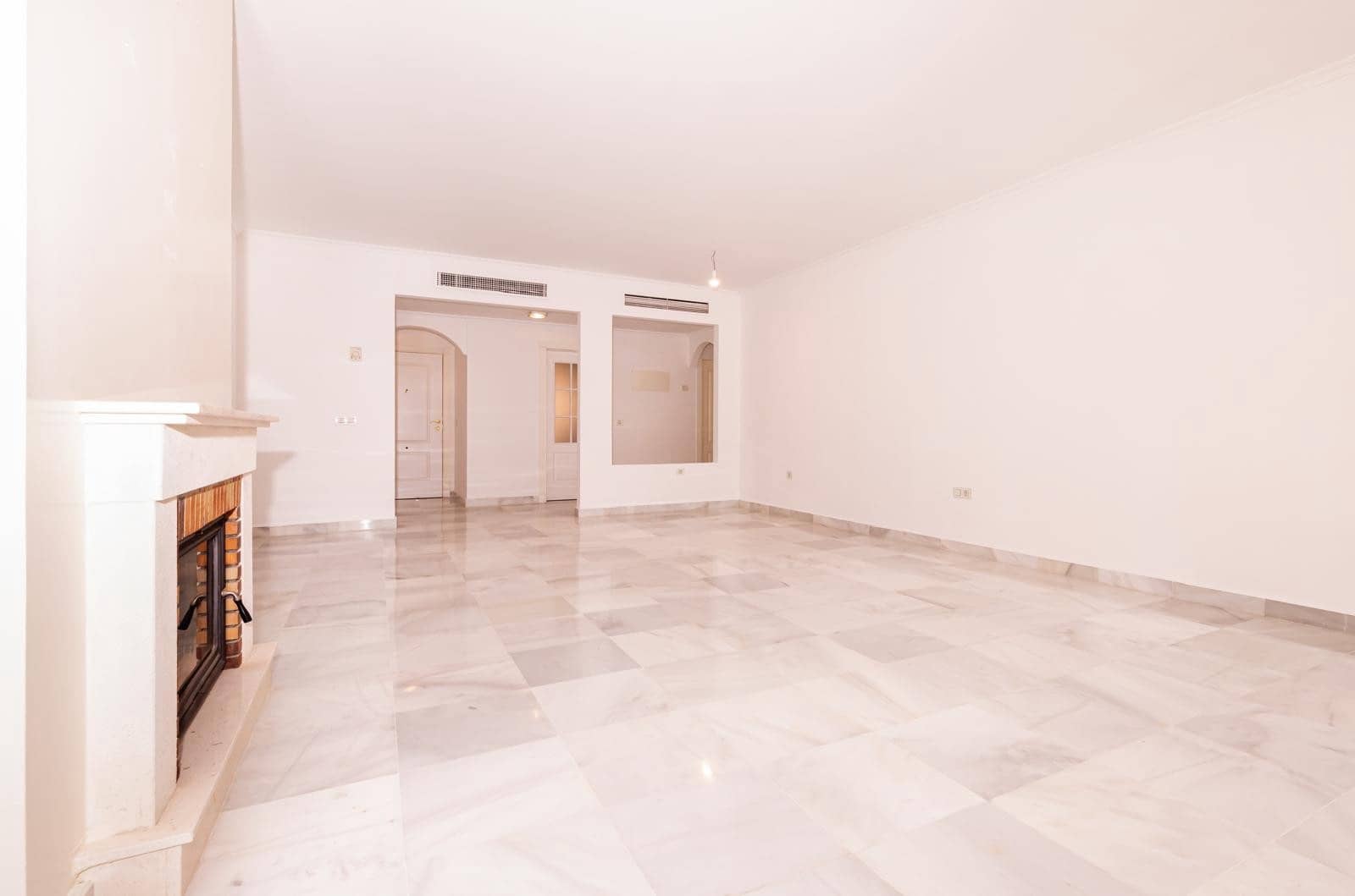 4 sovrum Lägenhet till salu i Estepona med pool garage - 850 000 € (Ref: 9465326)