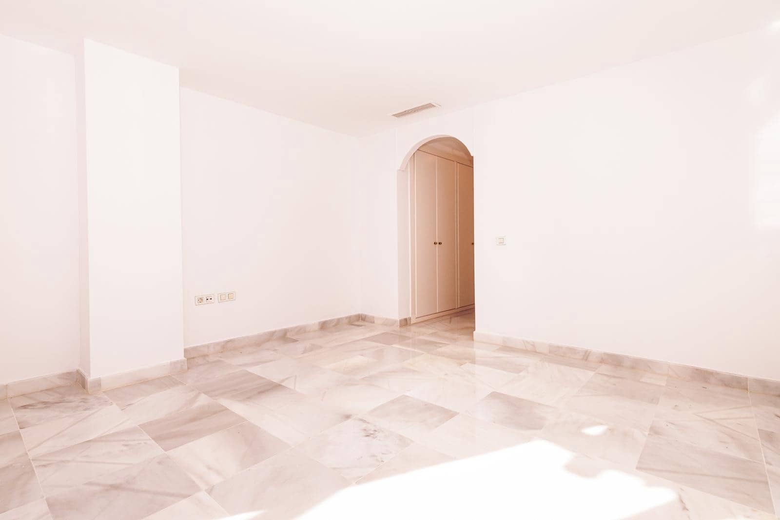 4 sovrum Lägenhet till salu i Estepona med pool garage - 850 000 € (Ref: 9465326)