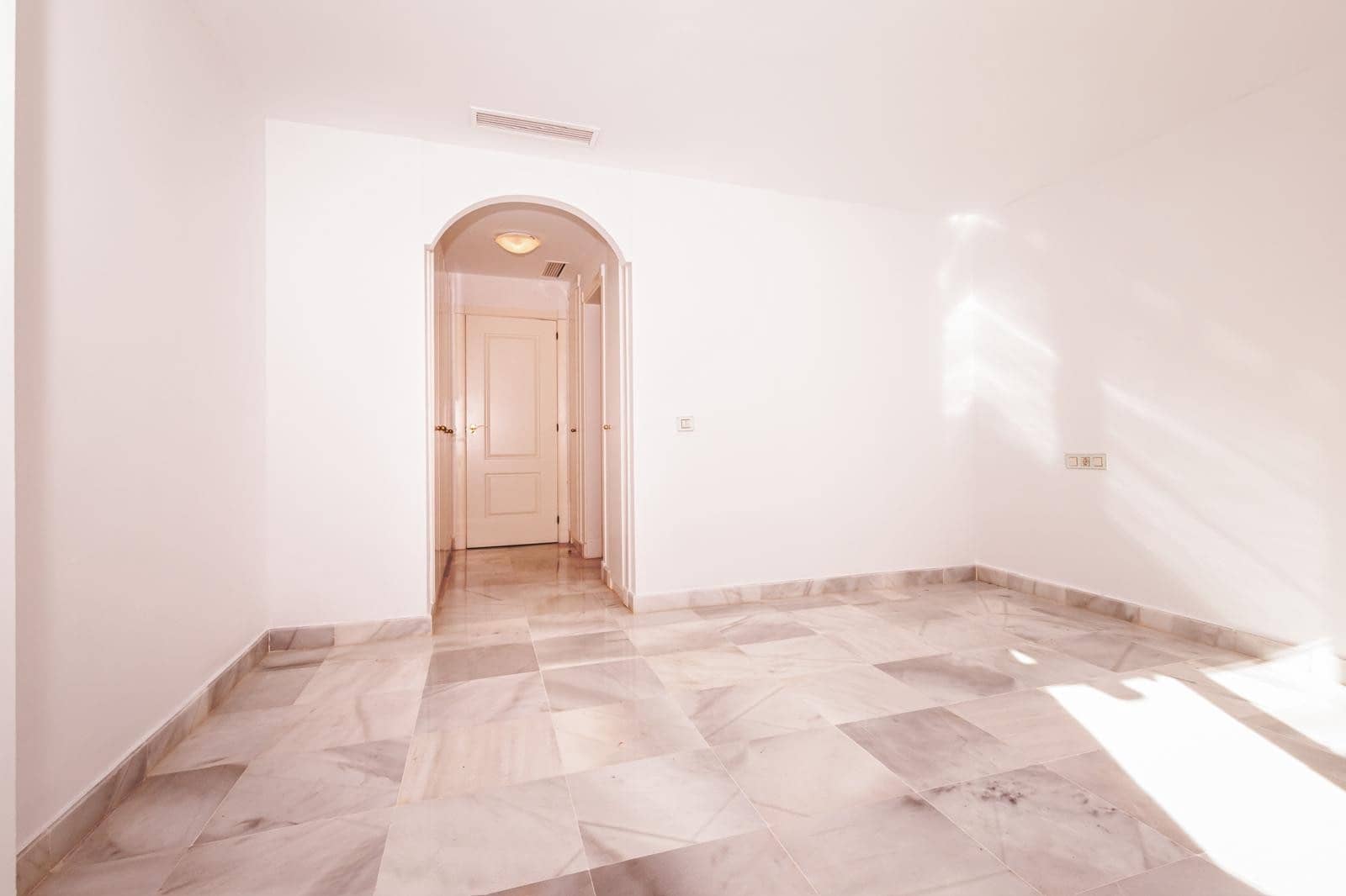 4 sovrum Lägenhet till salu i Estepona med pool garage - 850 000 € (Ref: 9465326)