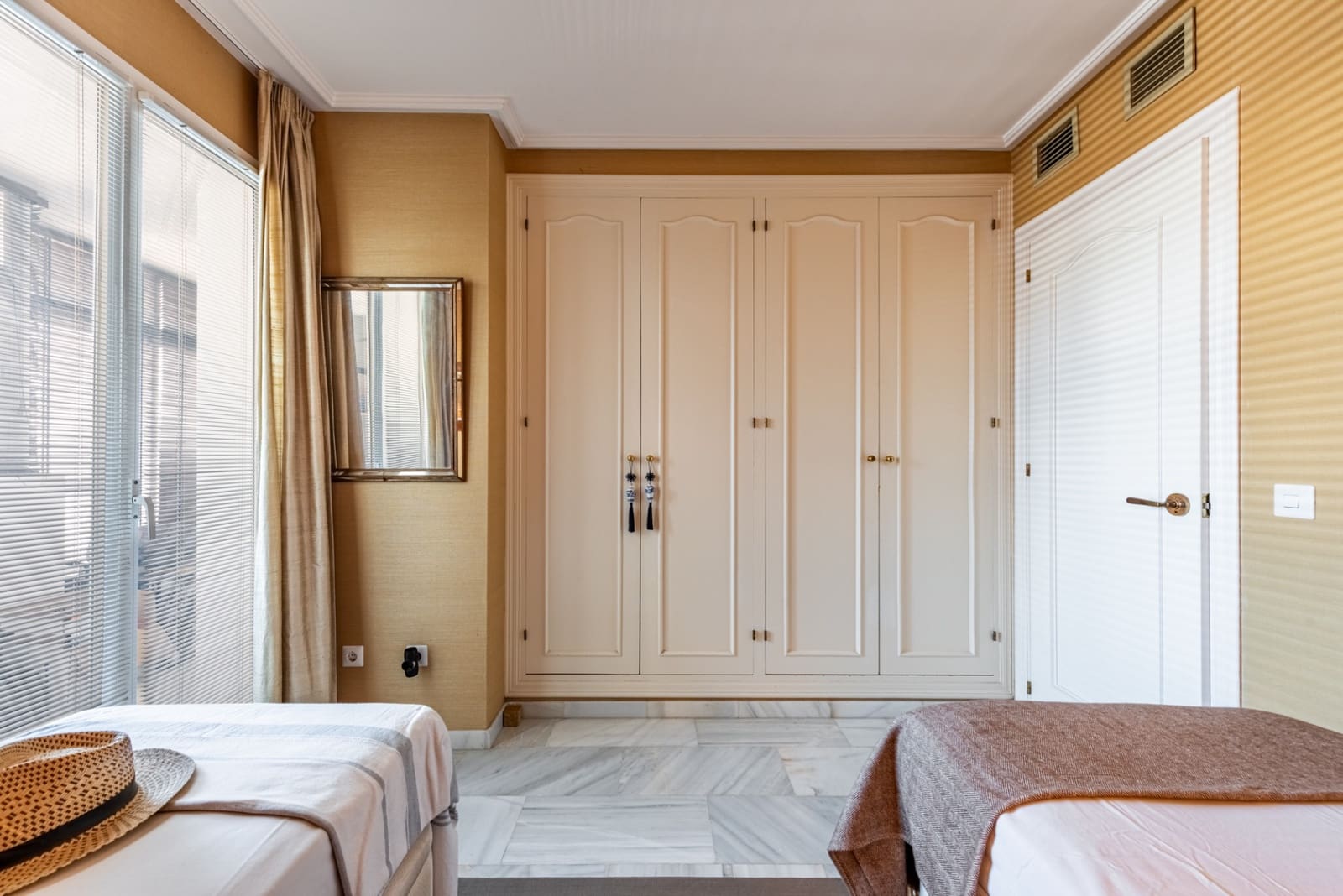 2 slaapkamer Appartement te koop in Bel-Air met zwembad garage - € 490.000 (Ref: 9518558)