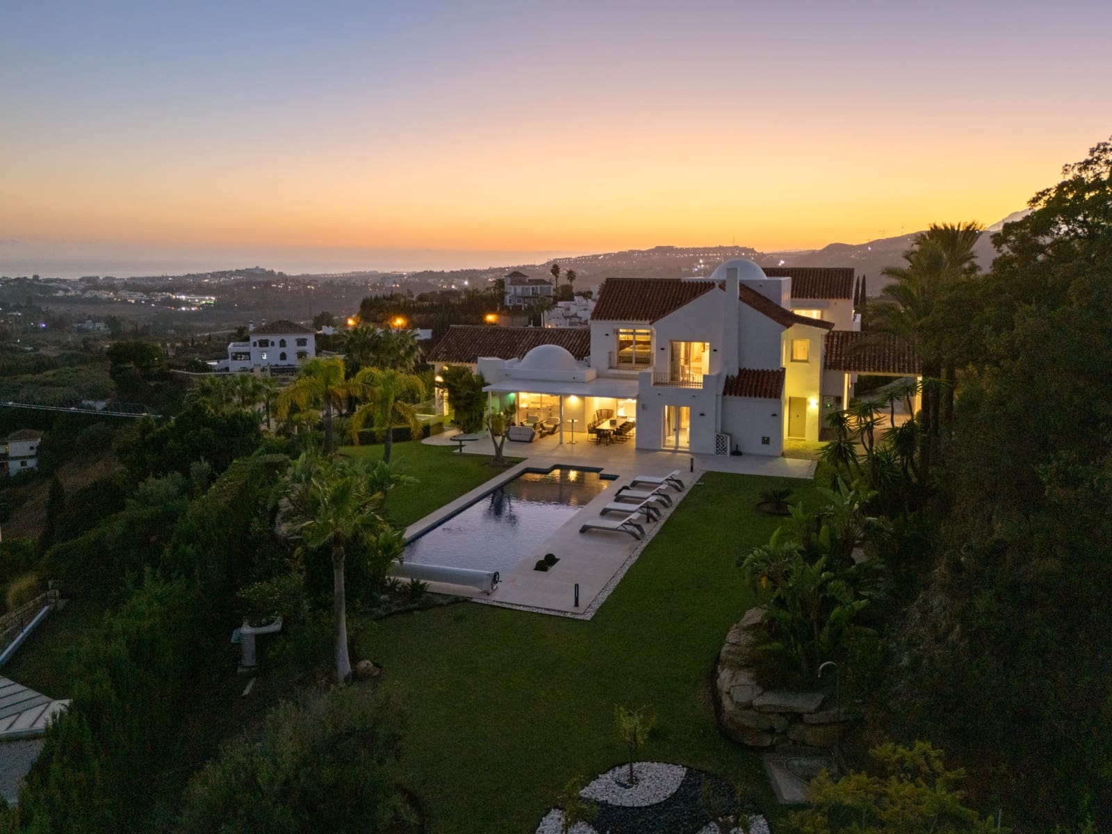 9 soverom Villa til salgs i Benahavis med svømmebasseng garasje - € 8 250 000 (Ref: 9607584)