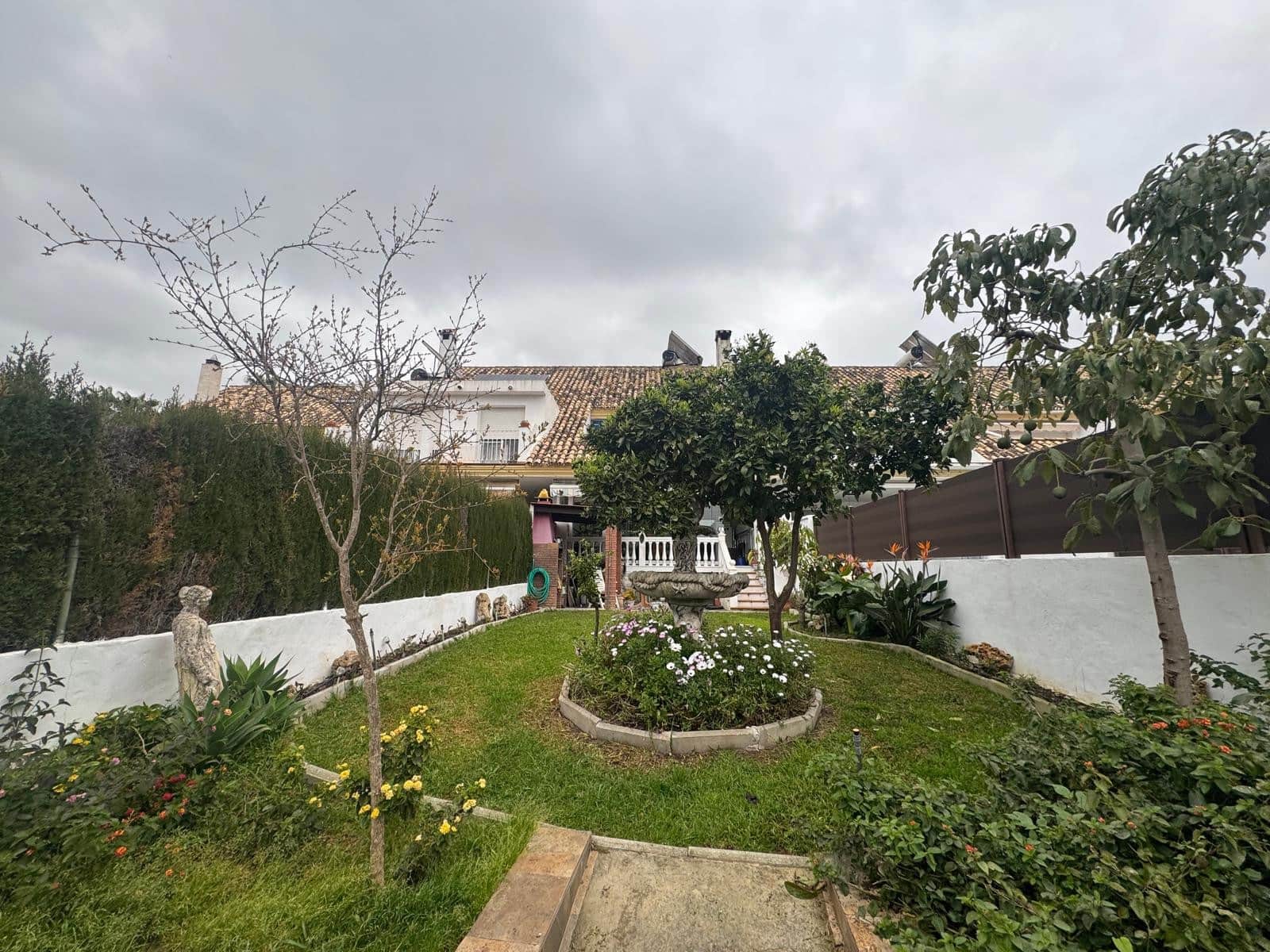 4 bedroom Townhouse for sale in Estepona with pool garage - € 545,000 (Ref: 9647844)