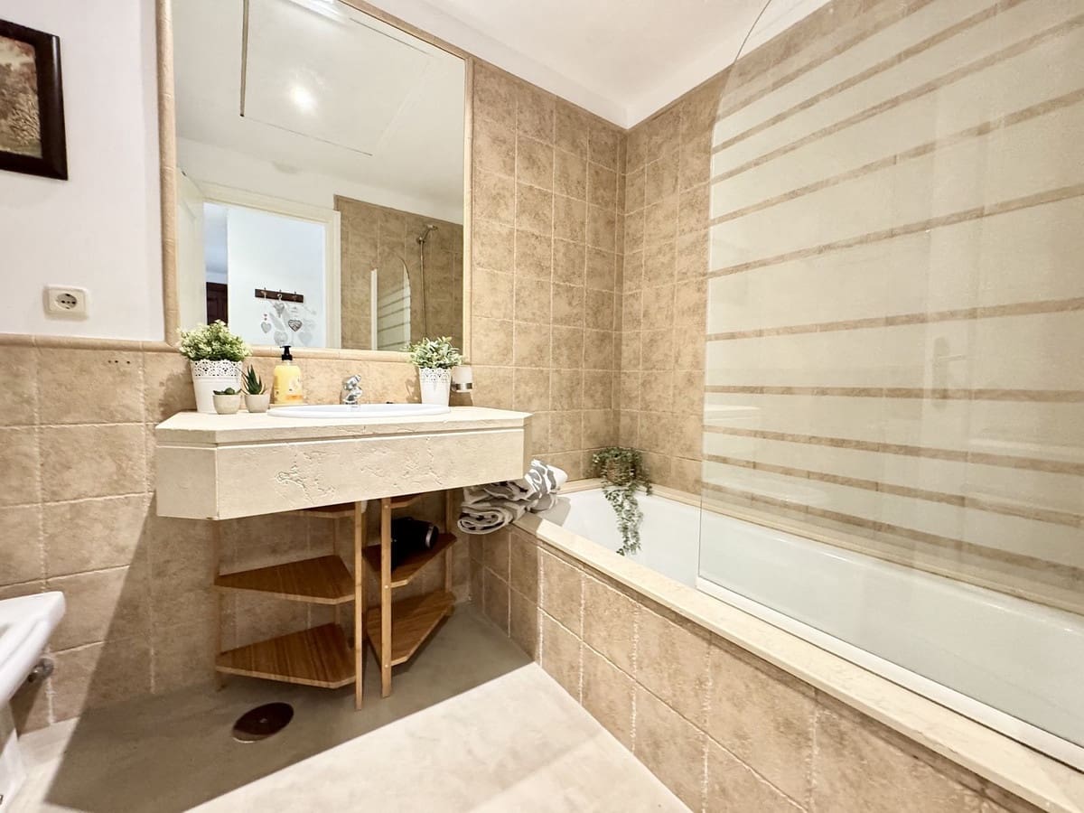 2 soverom Leilighet til salgs i Benahavis med svømmebasseng garasje - € 550 000 (Ref: 9651267)