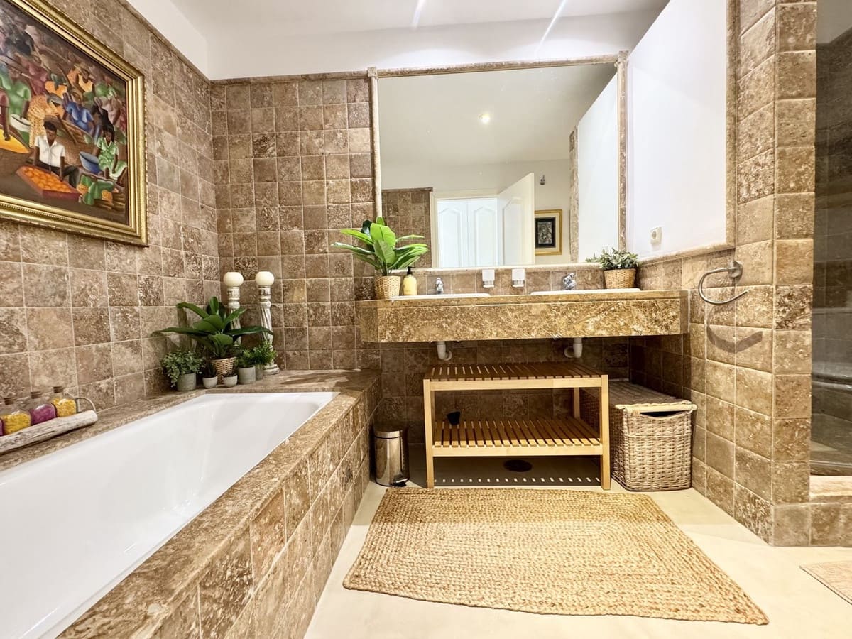 2 soverom Leilighet til salgs i Benahavis med svømmebasseng garasje - € 550 000 (Ref: 9651267)