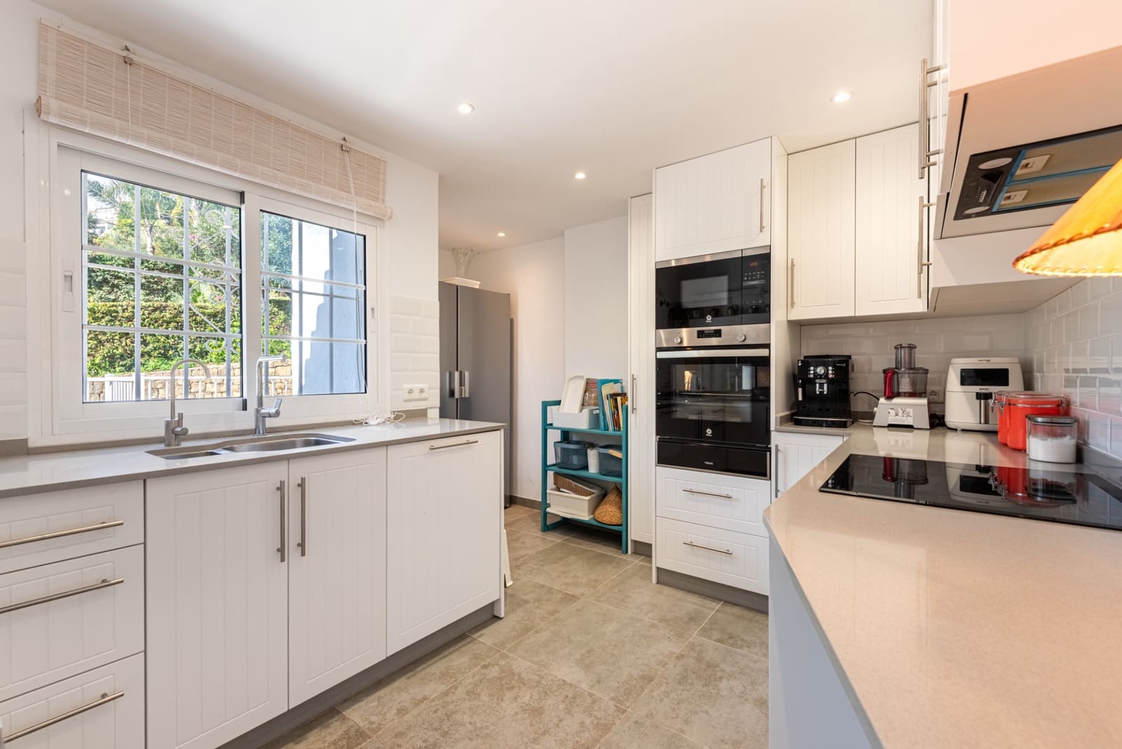 4 bedroom Villa for sale in Benahavis with pool garage - € 1,150,000 (Ref: 9670136)