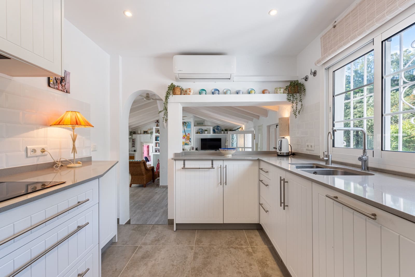 4 bedroom Villa for sale in Benahavis with pool garage - € 1,150,000 (Ref: 9670136)