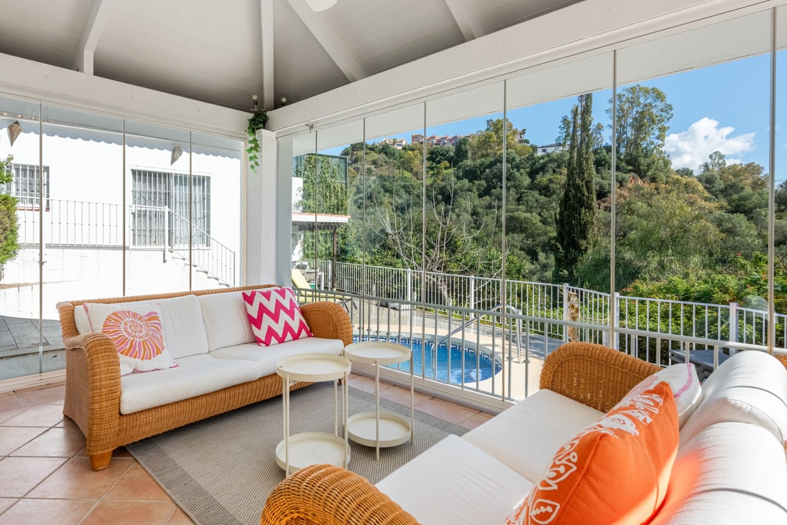 4 bedroom Villa for sale in Benahavis with pool garage - € 1,150,000 (Ref: 9670136)