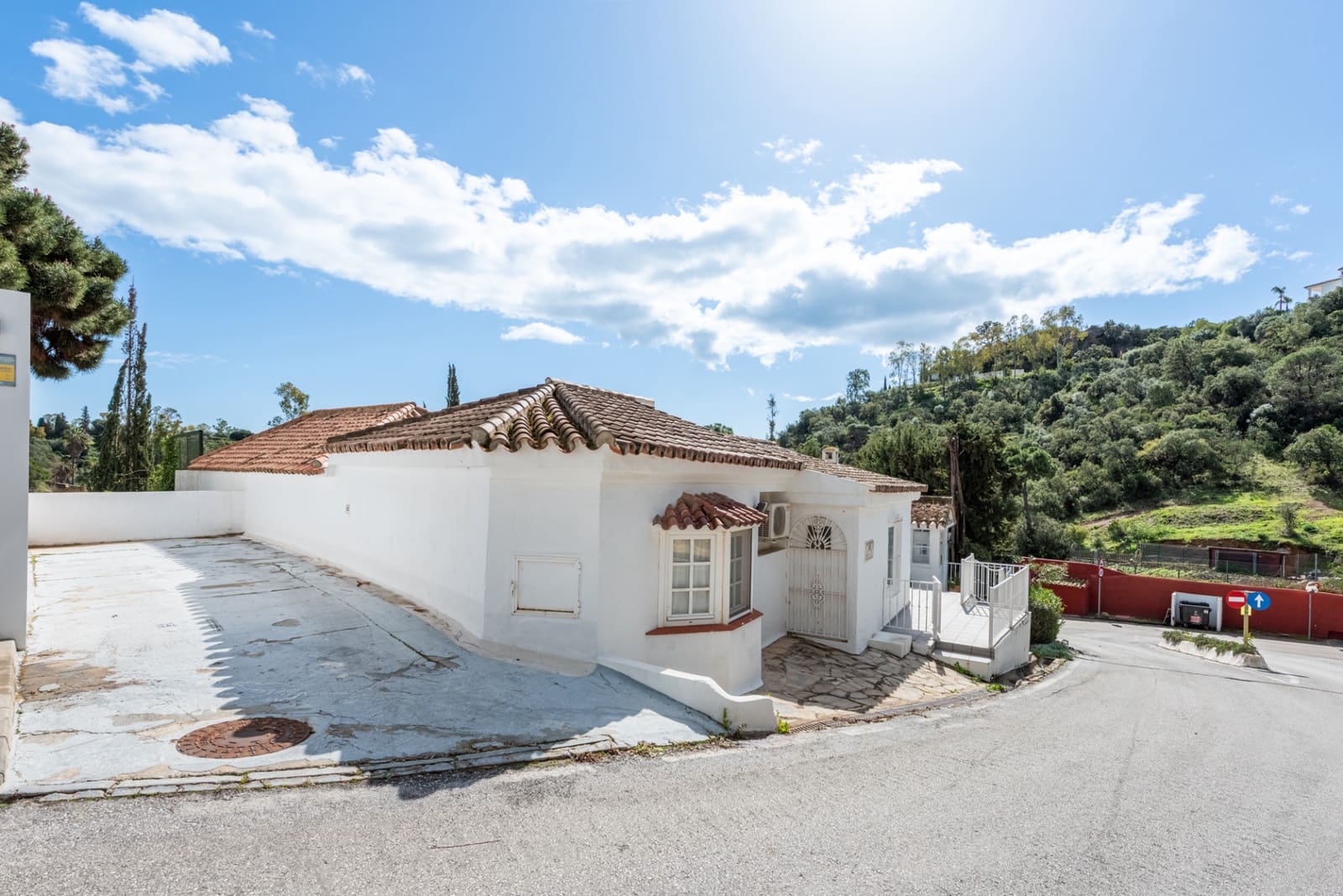 4 bedroom Villa for sale in Benahavis with pool garage - € 1,150,000 (Ref: 9670136)