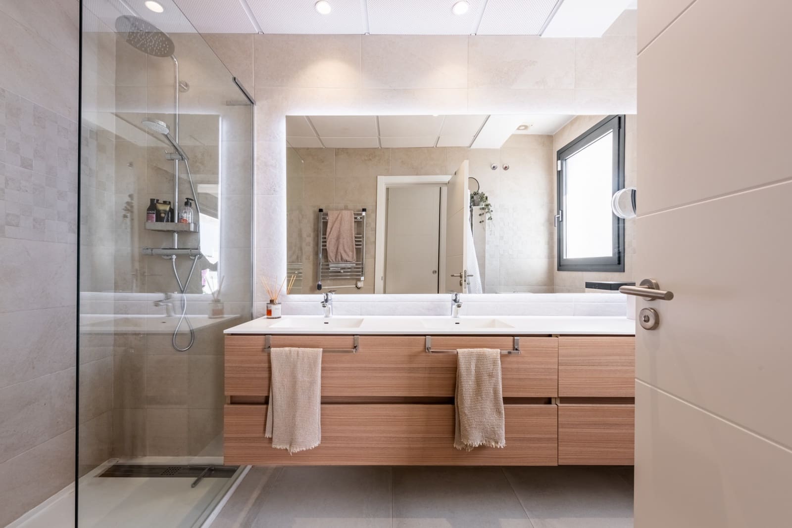 3 sypialnia Penthouse na sprzedaż w Estepona z basenem garażem - 1 000 000 € (Ref: 9777846)