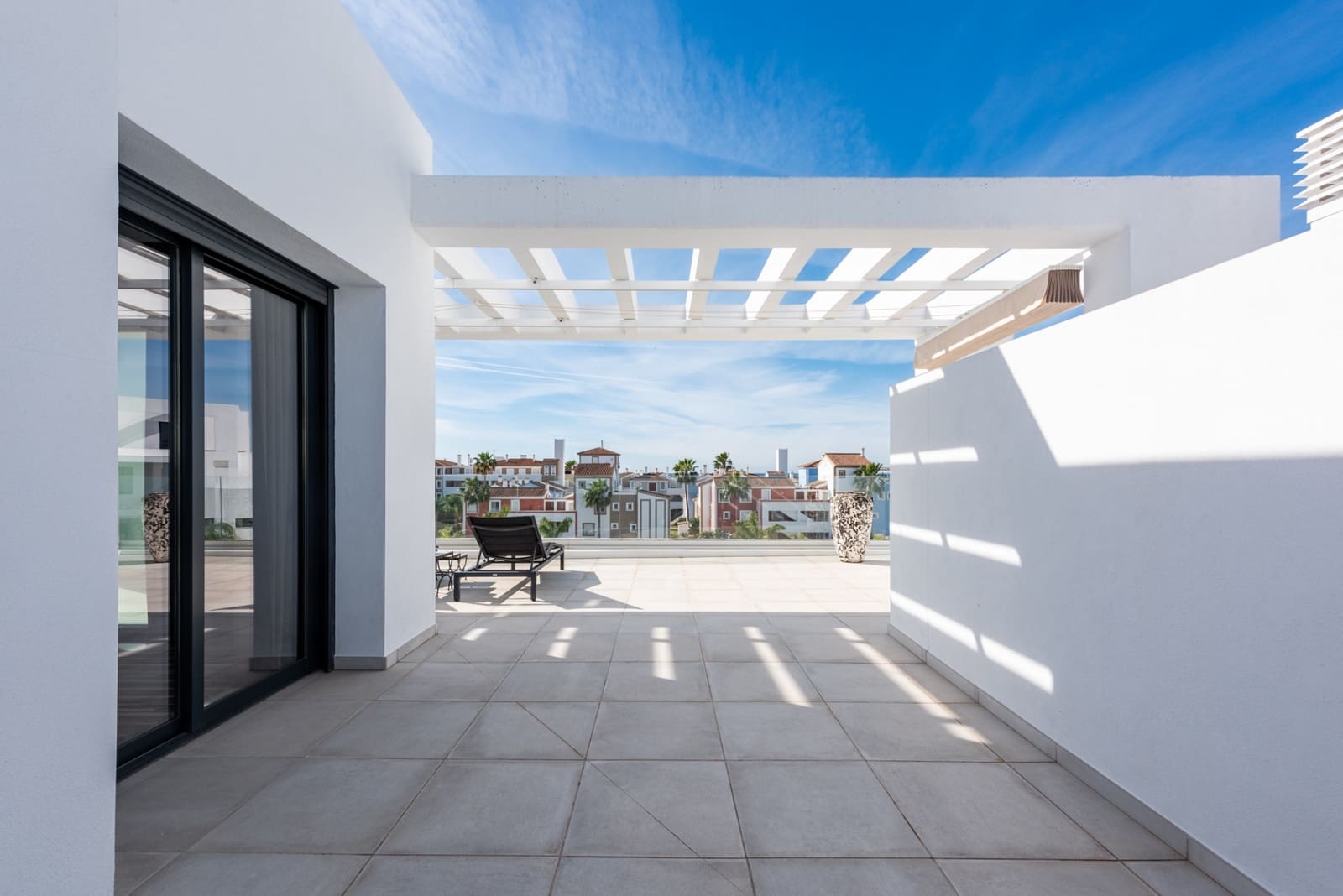 3 sypialnia Penthouse na sprzedaż w Estepona z basenem garażem - 1 000 000 € (Ref: 9777846)