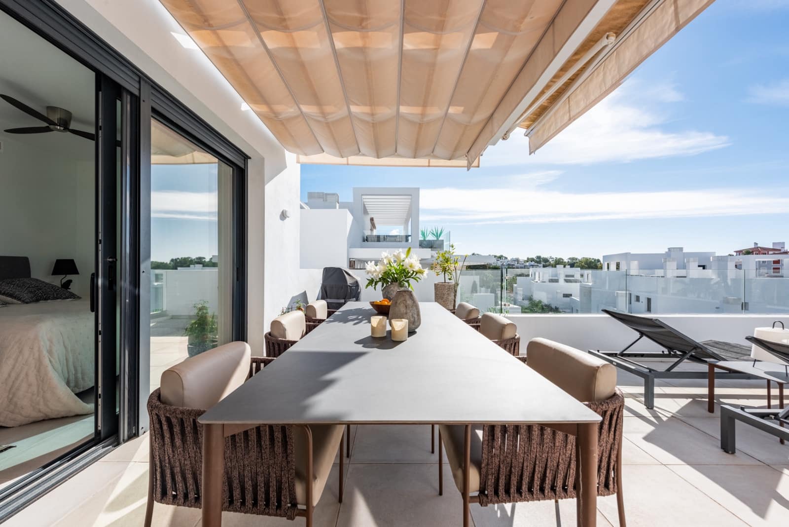 3 sypialnia Penthouse na sprzedaż w Estepona z basenem garażem - 1 000 000 € (Ref: 9777846)