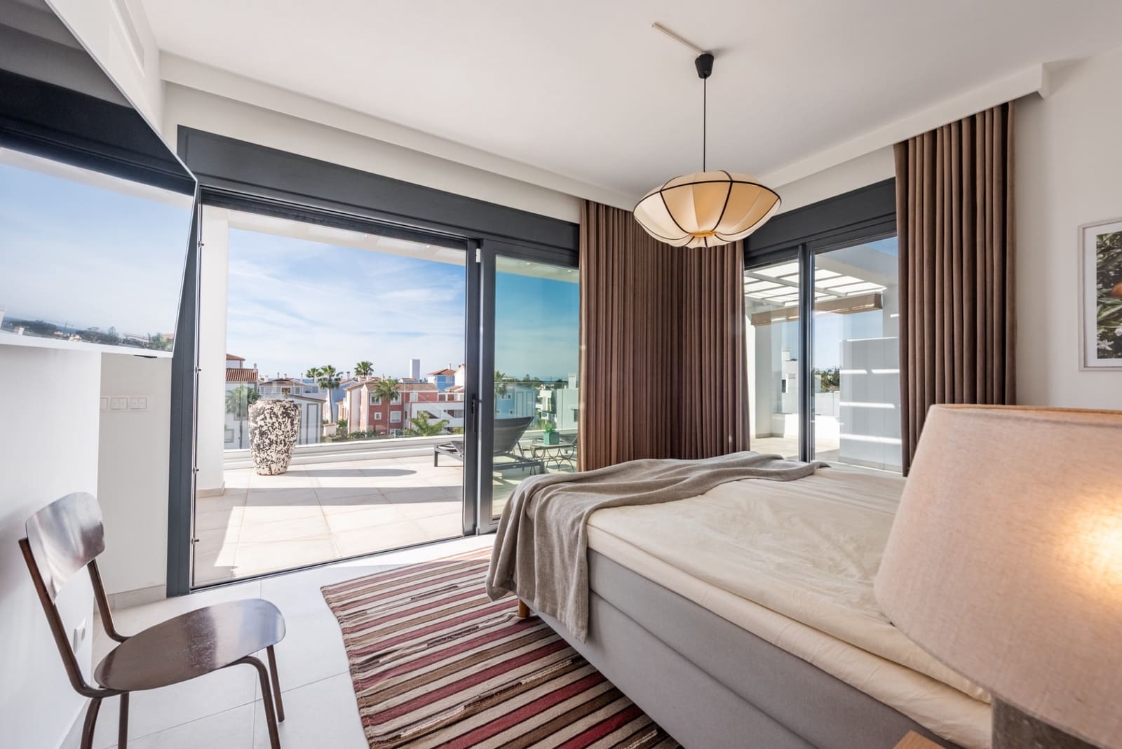 3 sypialnia Penthouse na sprzedaż w Estepona z basenem garażem - 1 000 000 € (Ref: 9777846)