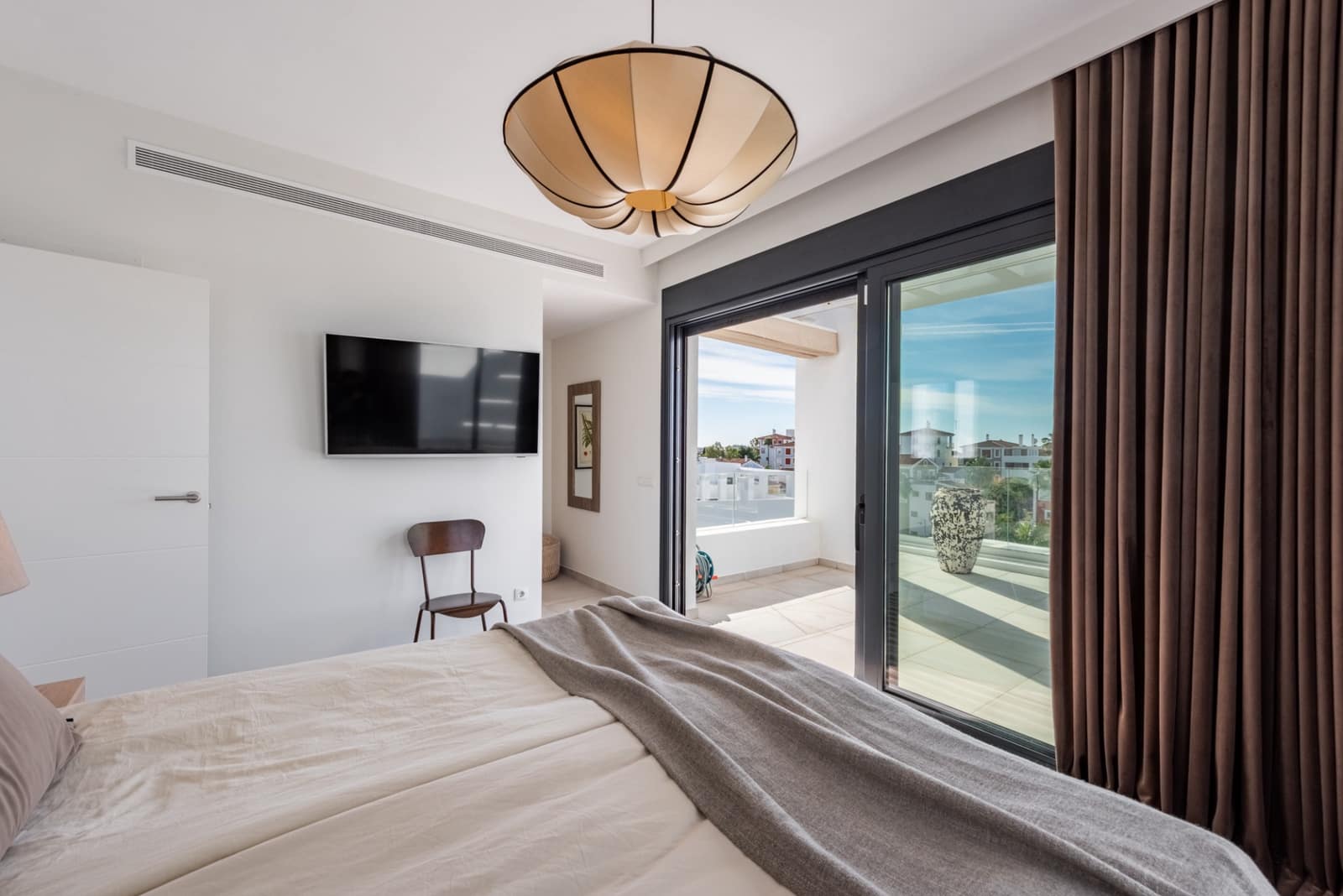 3 sypialnia Penthouse na sprzedaż w Estepona z basenem garażem - 1 000 000 € (Ref: 9777846)