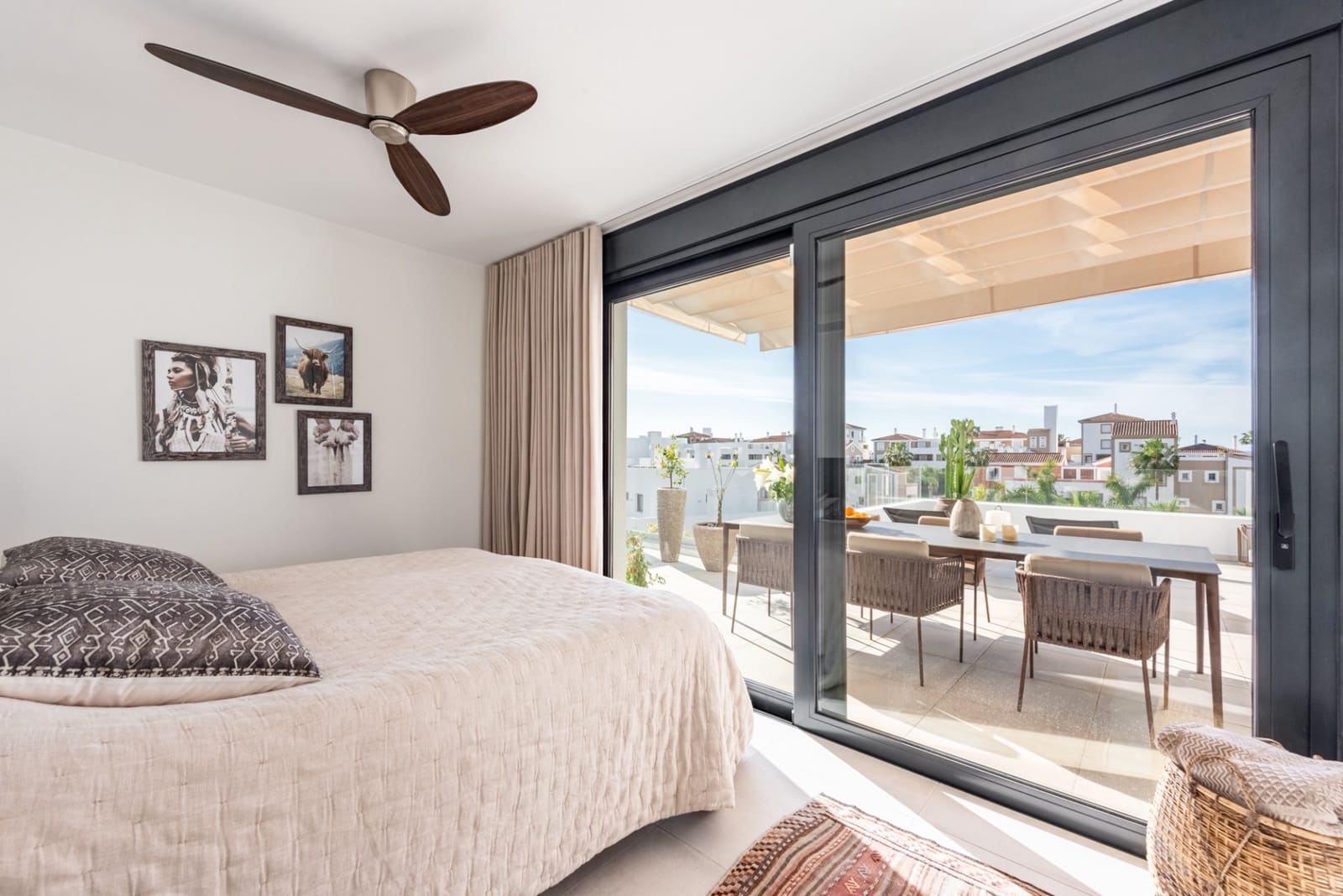 3 sypialnia Penthouse na sprzedaż w Estepona z basenem garażem - 1 000 000 € (Ref: 9777846)