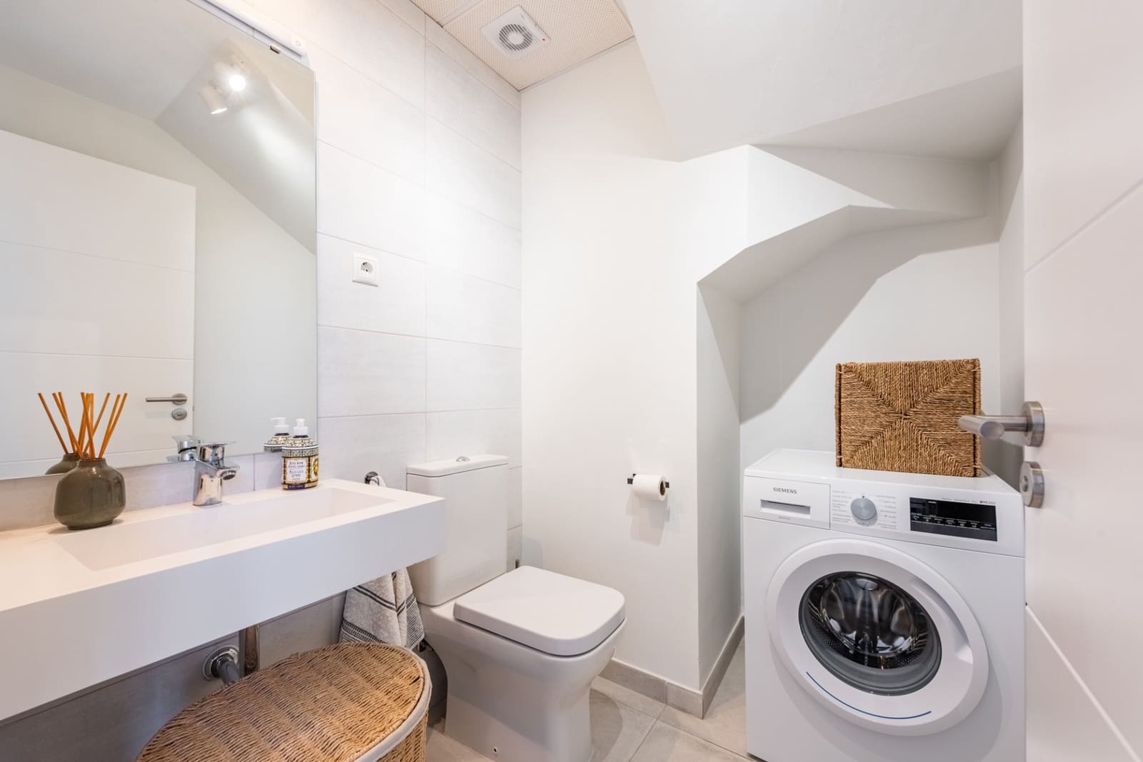 3 sypialnia Penthouse na sprzedaż w Estepona z basenem garażem - 1 000 000 € (Ref: 9777846)