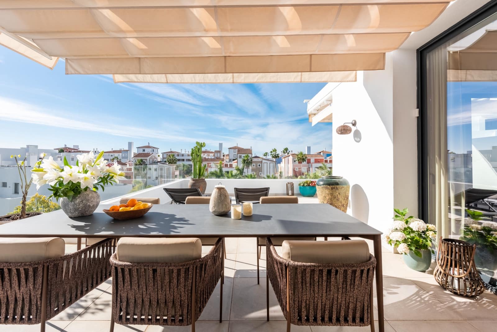 3 sypialnia Penthouse na sprzedaż w Estepona z basenem garażem - 1 000 000 € (Ref: 9777846)