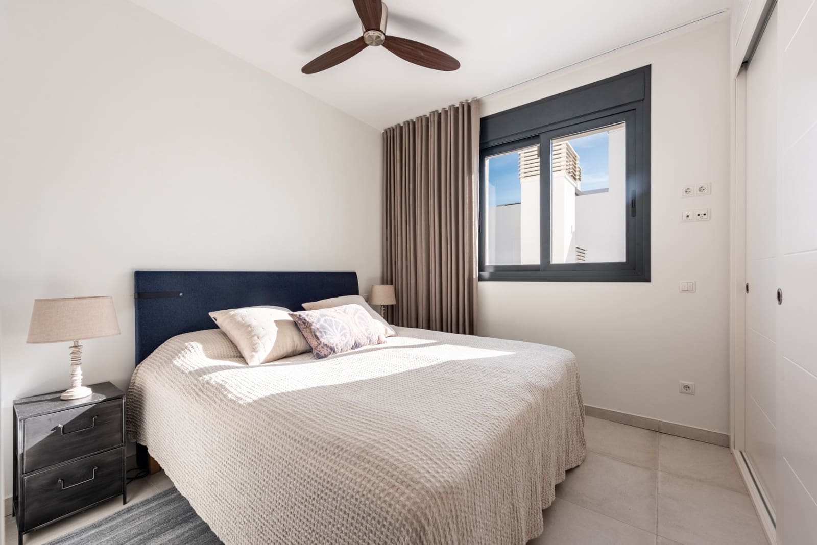 3 sypialnia Penthouse na sprzedaż w Estepona z basenem garażem - 1 000 000 € (Ref: 9777846)