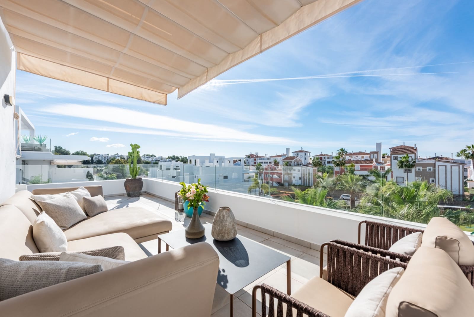 3 sypialnia Penthouse na sprzedaż w Estepona z basenem garażem - 1 000 000 € (Ref: 9777846)