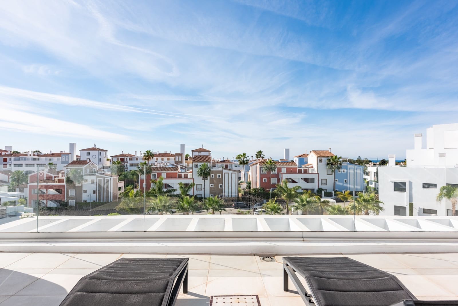 3 sypialnia Penthouse na sprzedaż w Estepona z basenem garażem - 1 000 000 € (Ref: 9777846)