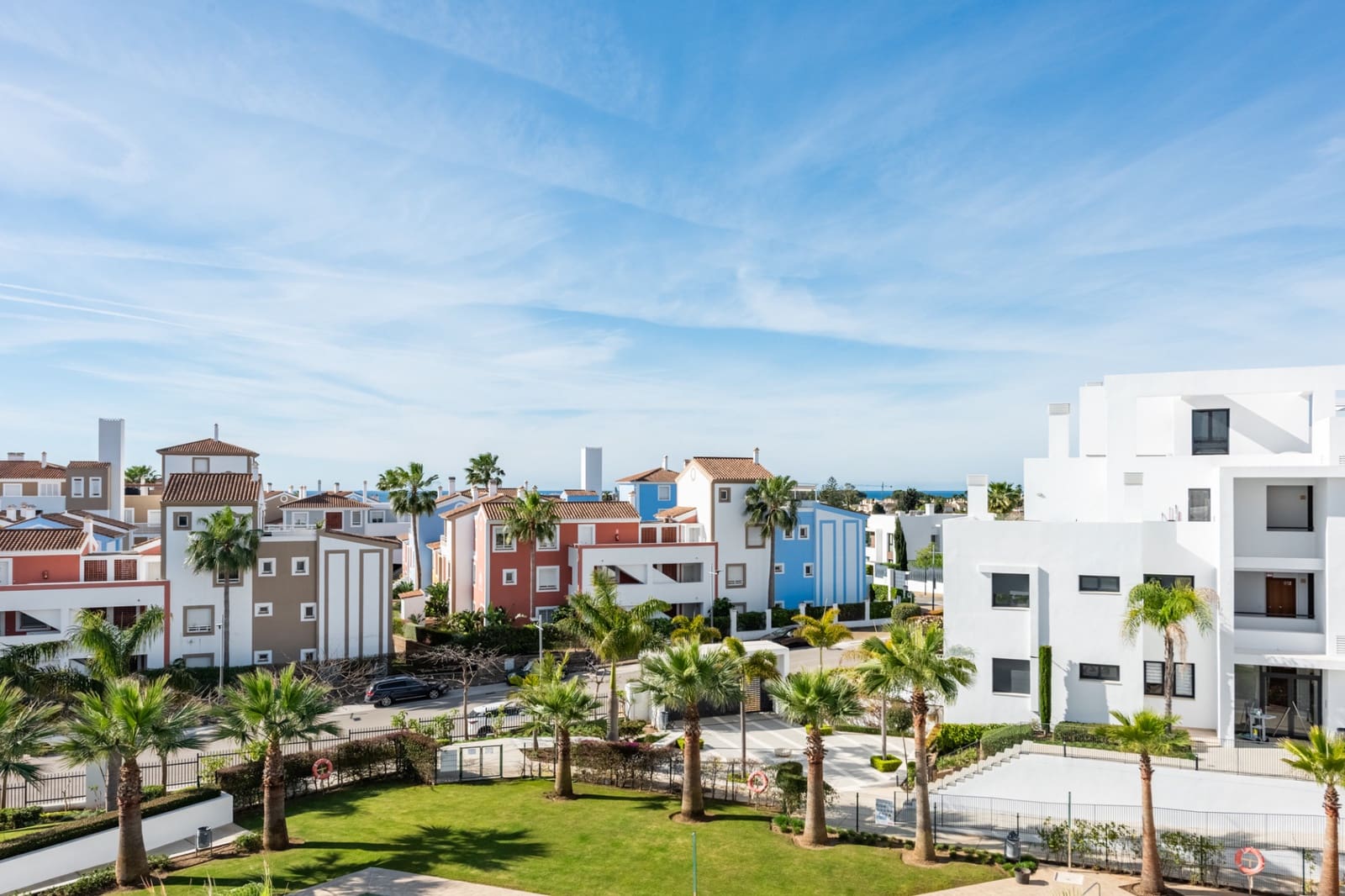 3 sypialnia Penthouse na sprzedaż w Estepona z basenem garażem - 1 000 000 € (Ref: 9777846)